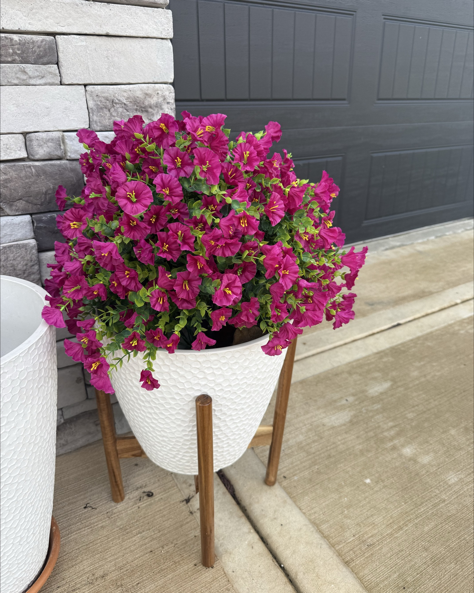 Spring has sprung baby! I have so many neighbors asking about my new plants 🌱. Shhh they’re artificial and linked!