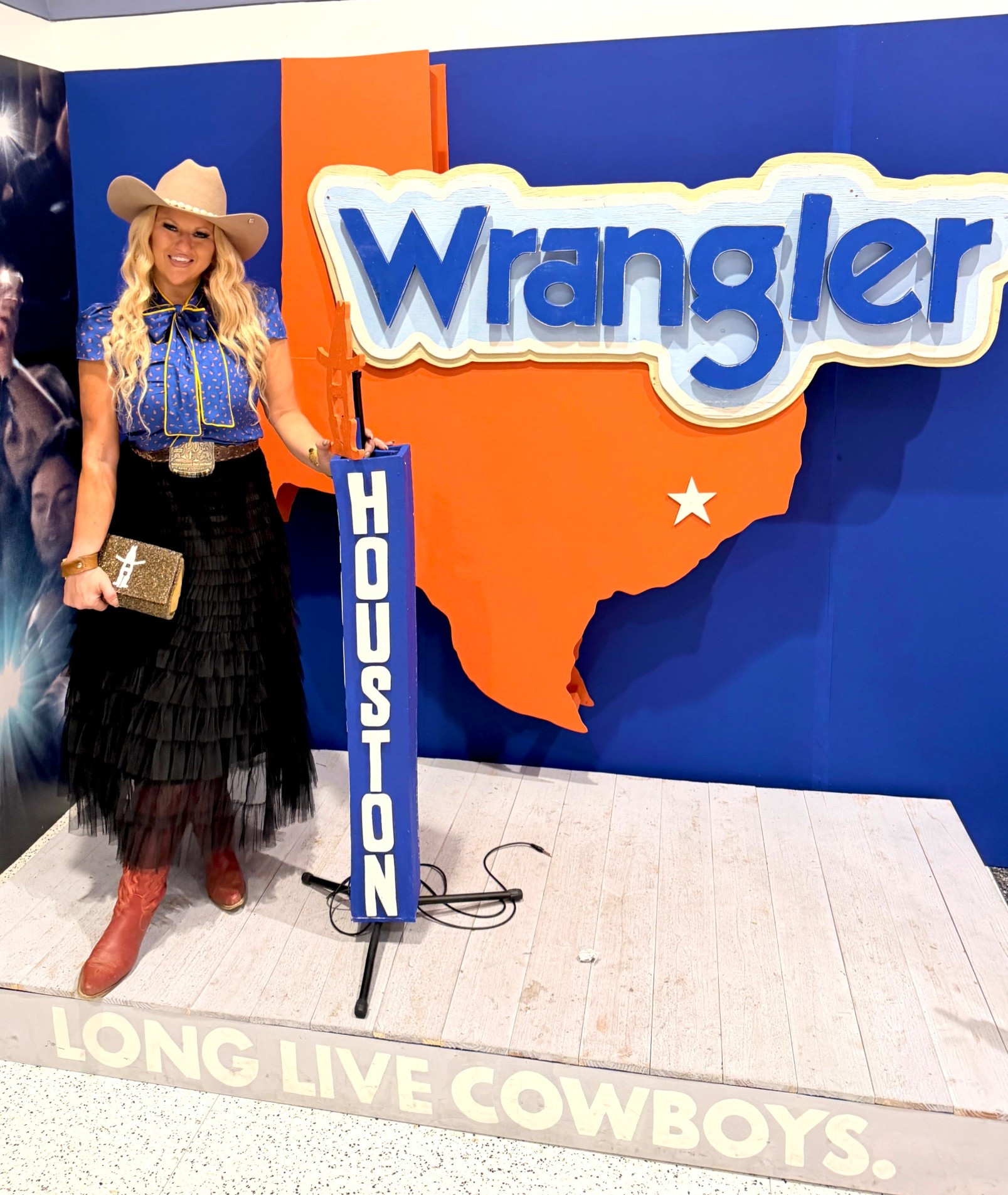 Wrangled up a fresh outfit for a @Wrangler photo opp today!!

#LTKootd