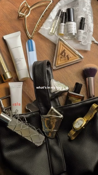 What’s in my bag? Just girly things 🎀

#whatsinmybag #girlthings #perfume #fragrancecommunity #selfcare

#LTKBeauty #LTKselfcare #LTKdayinmylife