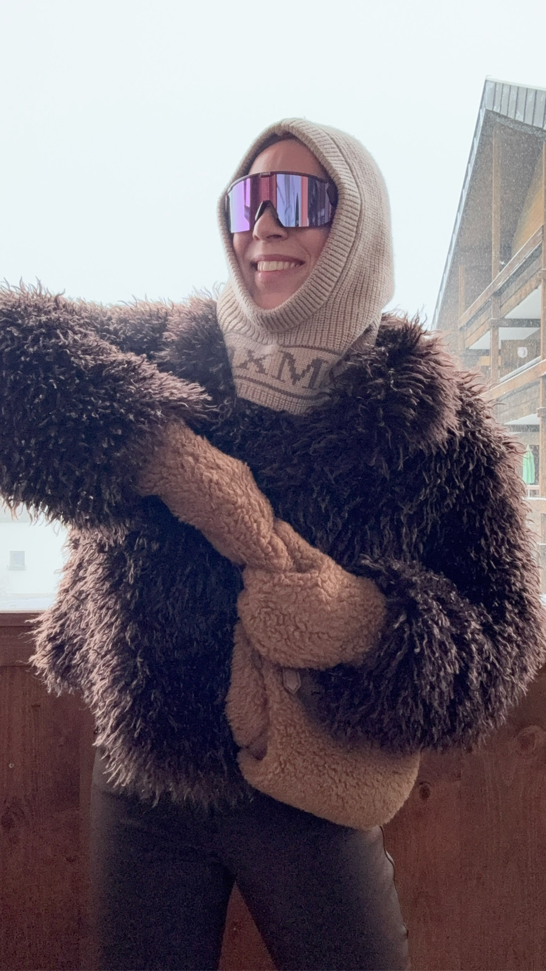 Kunstfelljacke & Schalmütze in braun

#LTKgiftguide #LTKwinter #LTKstyletip