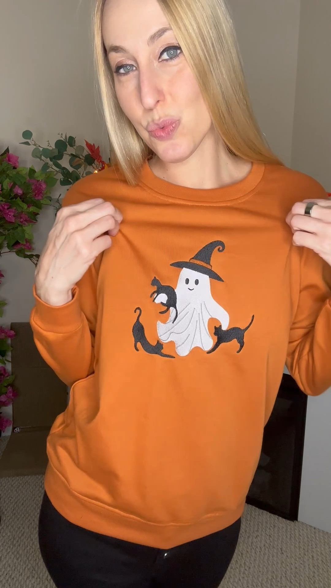 Cute cats and ghost sweatshirt 

🖤 thinner sweatshirt but loose fitting 

Fits true to size