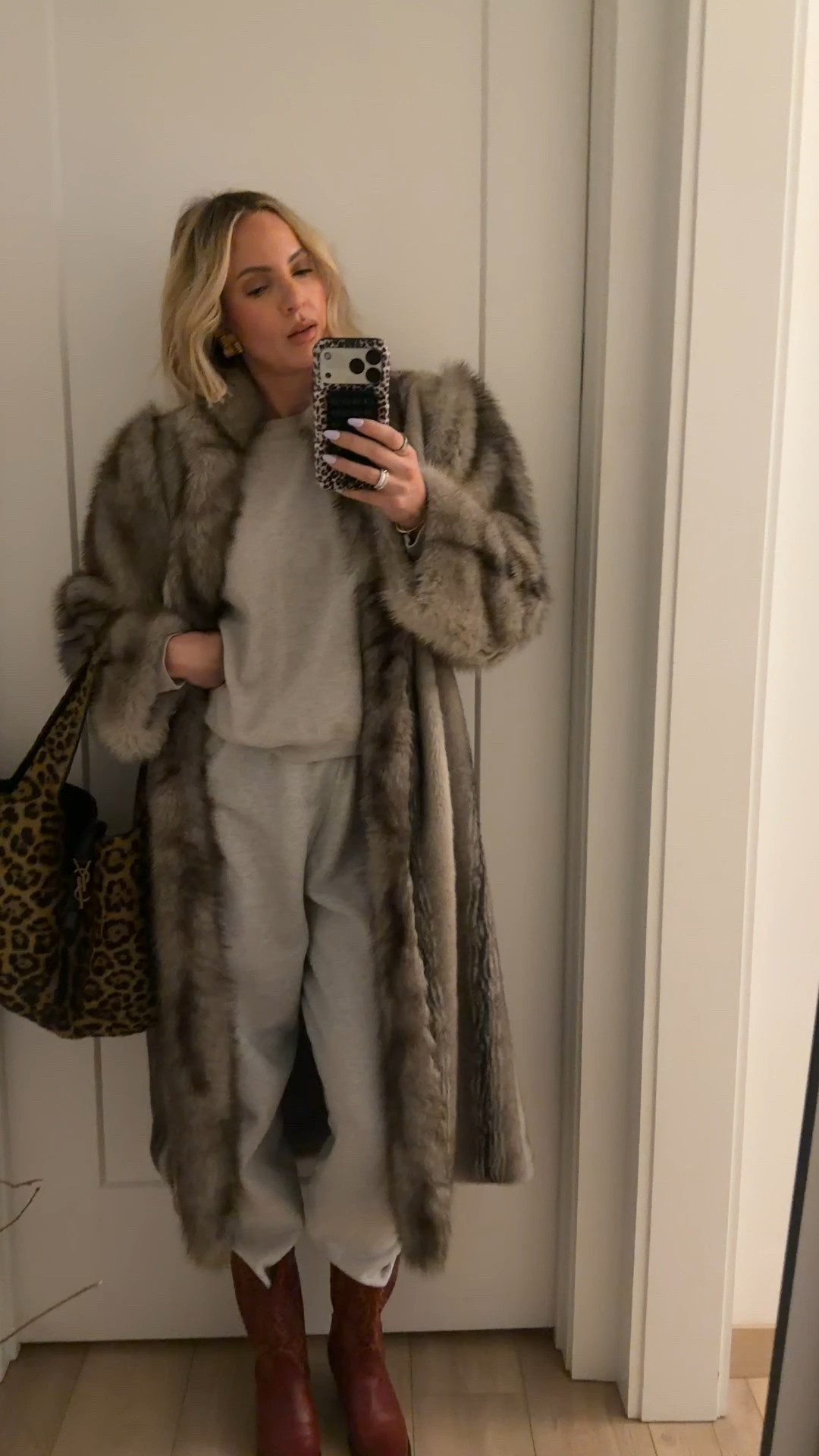 what I wear when it’s cold out and wanna be comfy, but still look fashionable😅 wearing a medium in the top and a small in the bottoms. Wearing a medium in the coat.

#LTKootd #LTKdayinmylife #LTKmomlife