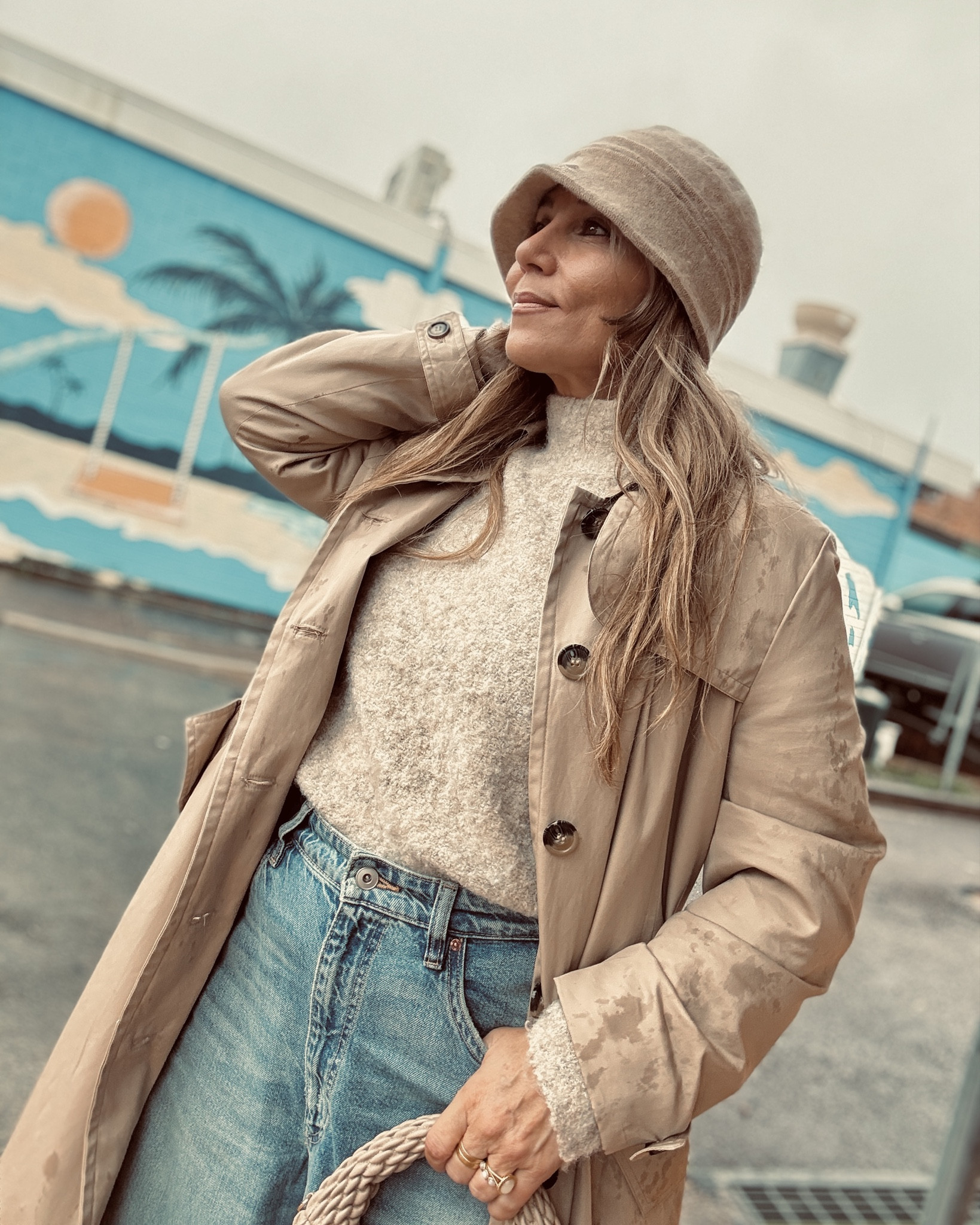 Not gonna let a little rain get in the way of wearing a cute outfit 🤎

vintage hat & trench
@sdeer knit
@zara jeans
@gant sneakers
@hm bag

#LTKOver40 #LTKStyleTip