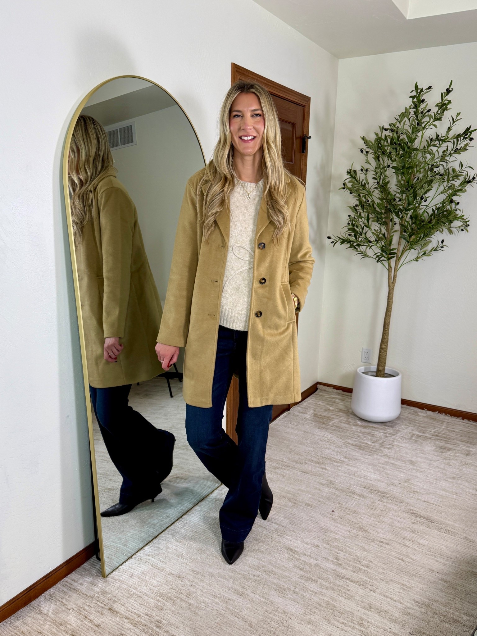 Walmart jeans up to 38” inseam for us tall girls! Yes they do exist! 

Wearing my true 8/29 and 36” inseam in jeans, 0x in sweater and true medium in coat. 

@walmart 
#walmartpartner 
#walmartstyle


#LTKTall #LTKMidsize #LTKHoliday