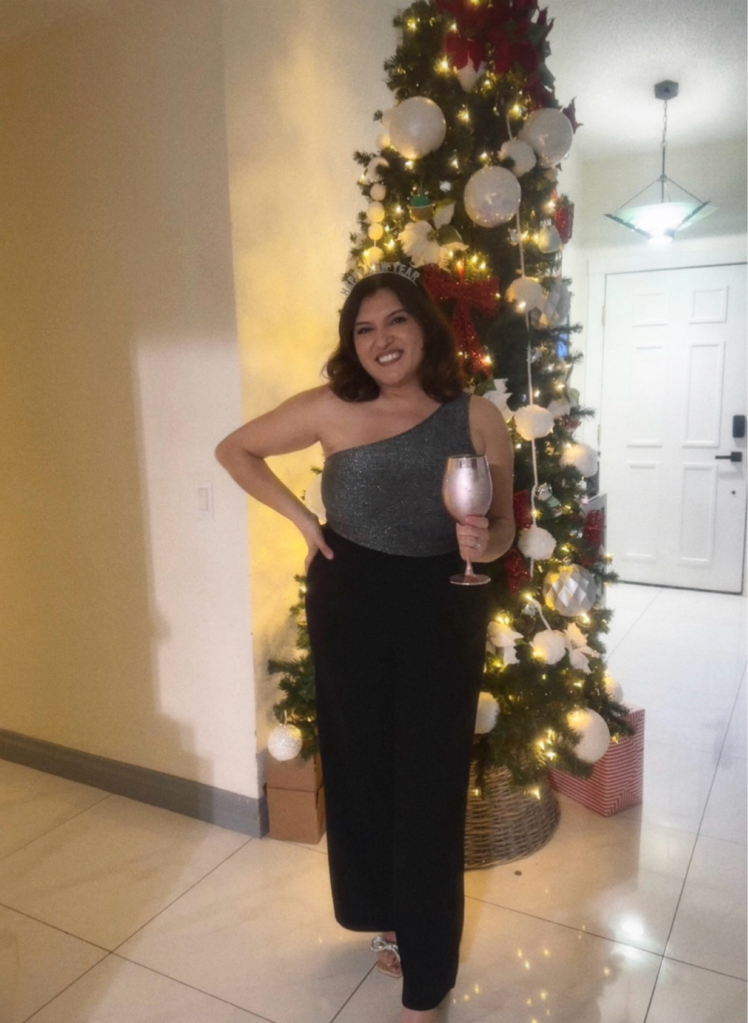 Holiday/ party outfit.
Other colors available.
Wearing a size large for reference 🫶


#LTKFindsUnder50 #LTKParties #LTKMidsize