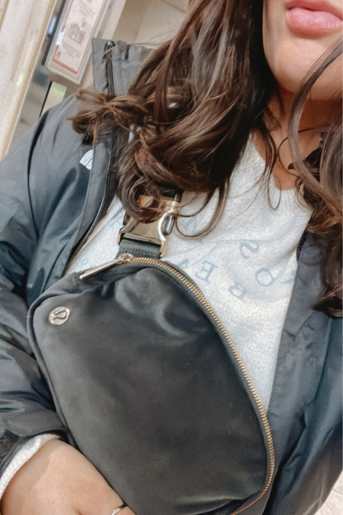 The everything bag is really true to the name. Flying to Paris today with my necessities close at hand 🇫🇷 Linked what’s in my bag. This chap stick is one of the only ones recommended by my dermatologist 😘 Love ya sweet friends! 