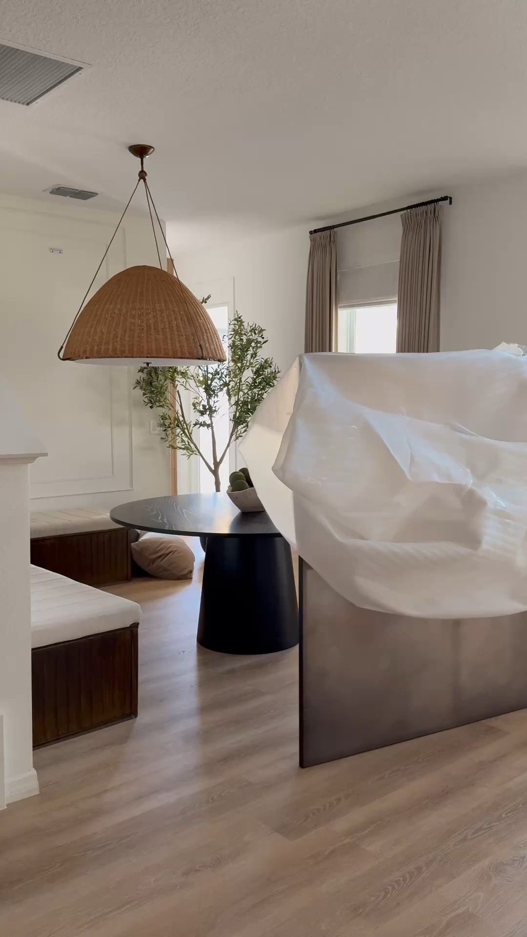 My favorite addition to my dining nook ❤️




Home style
Decor tip
Wall art
Dining nook
Accent wall
Oversized wall art
Wall decor
Room refresh

#LTKHome