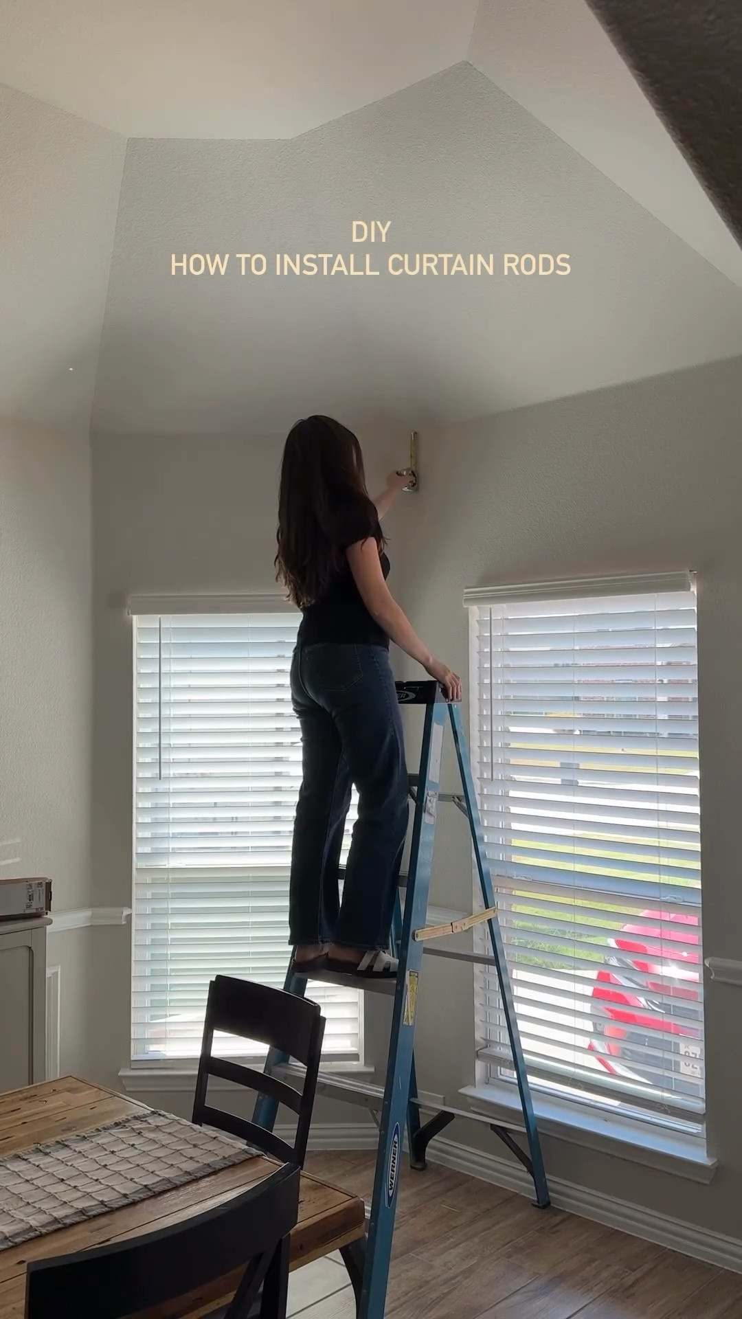 Instala tus tubos de cortinas 1-2 pulgadas debajo del cielo raso y extiende los tubos 6” hacia cada lado, esto creará una sensación de amplitud y más altura. 

Te gustó este tip? Guárdalo para después! 🌸

***
How to install curtain rods? Install the rods 1-2 inches below the ceiling and extend them 6 inches on each side to create the appearance of taller walls ✨

Follow my account @casadescarllett for more home decor ideas, interior design tips, cleaning, and organization hacks. 

#home #homedecor #curtainrods #curtaindesign #homedesign #interiordesigntips #interiorstyling #neutralhomedecor #organicmodern #diyhomeprojects #homeimprovement #transitionaldecor 
Latina mom content creator 
Dallas Texas USA