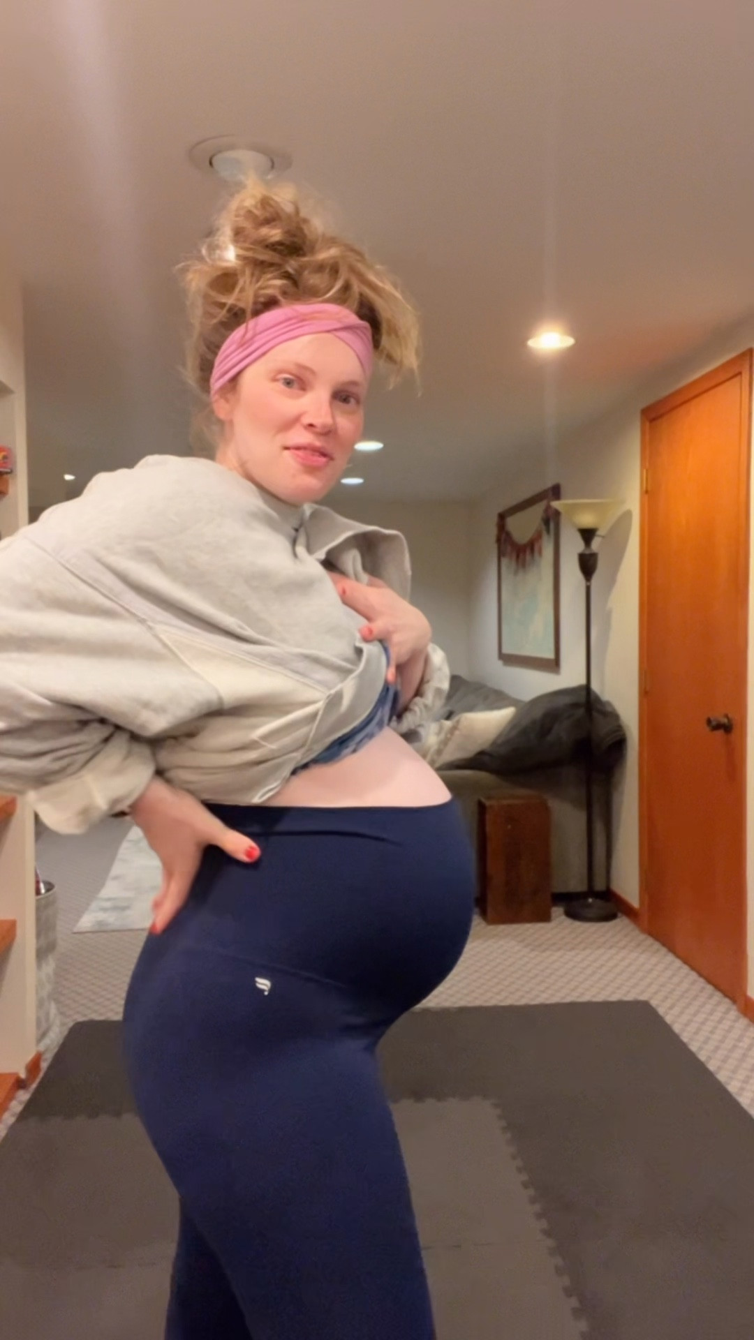 35 weeks today! 😍 can hardly believe it!!! 

Size medium in bottoms and sweatshirt! Size large in sports bra and T-shirt! 