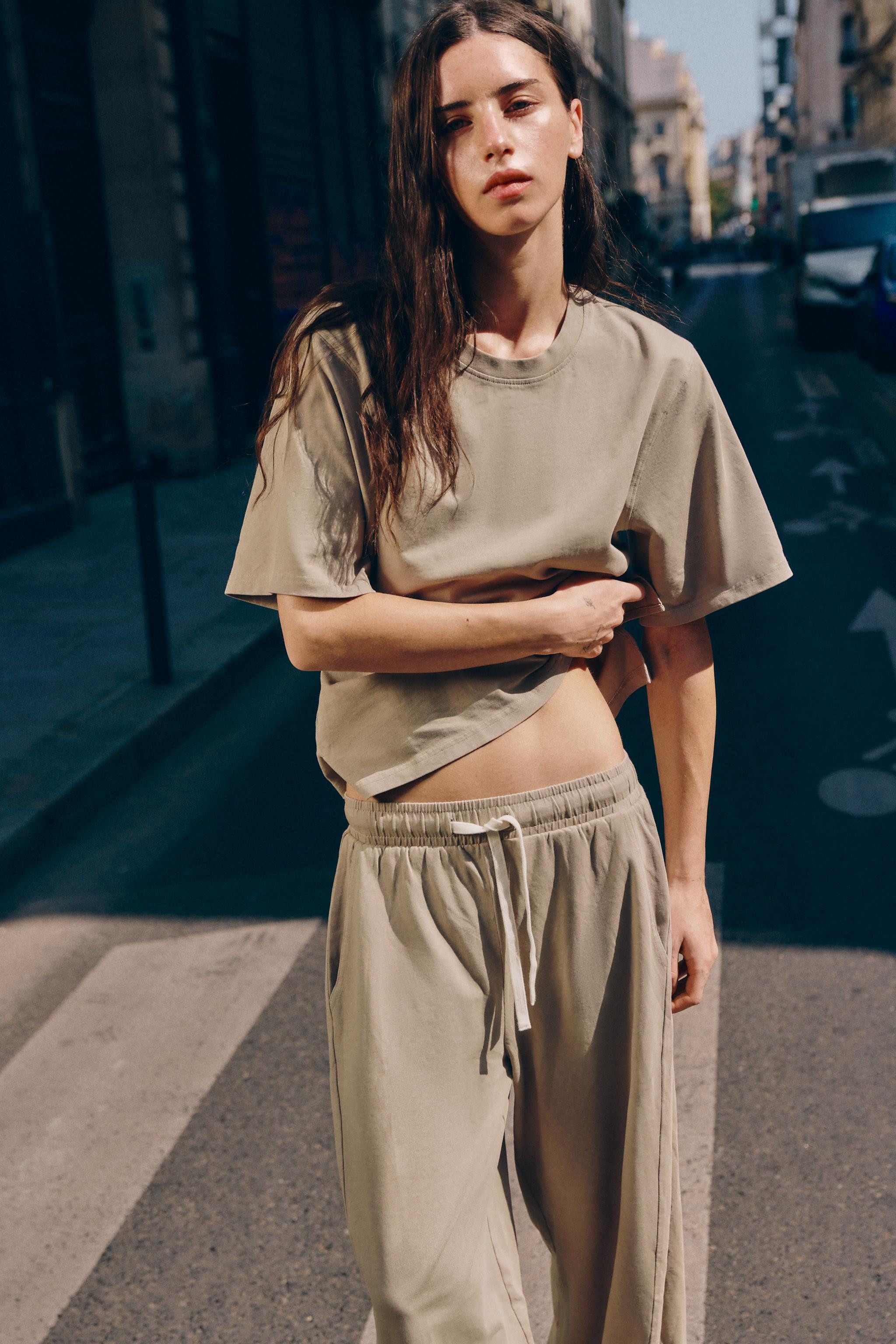 Trousers crafted from cotton yarn. Mid-waist with an adjustable elasticated waistband featuring b... | Zara UK