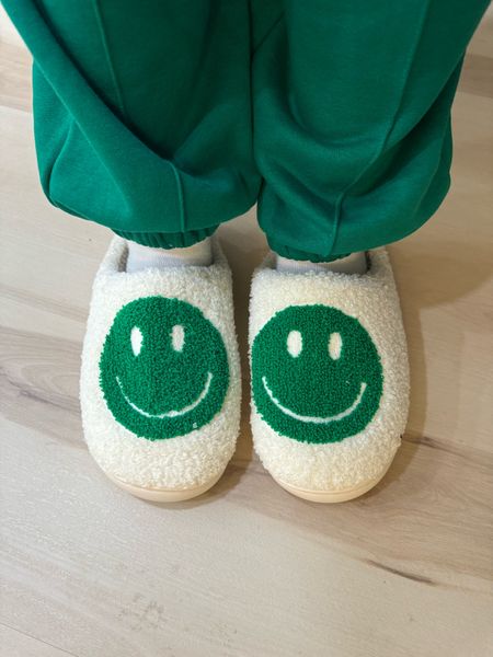 Happy feet 💚








Slippers, smiley, smiley face, comfy, cozy, loungewear, home, Amazon, green, March, St. Patrick’s Day

#LTKSpringSale #LTKSeasonal #LTKU