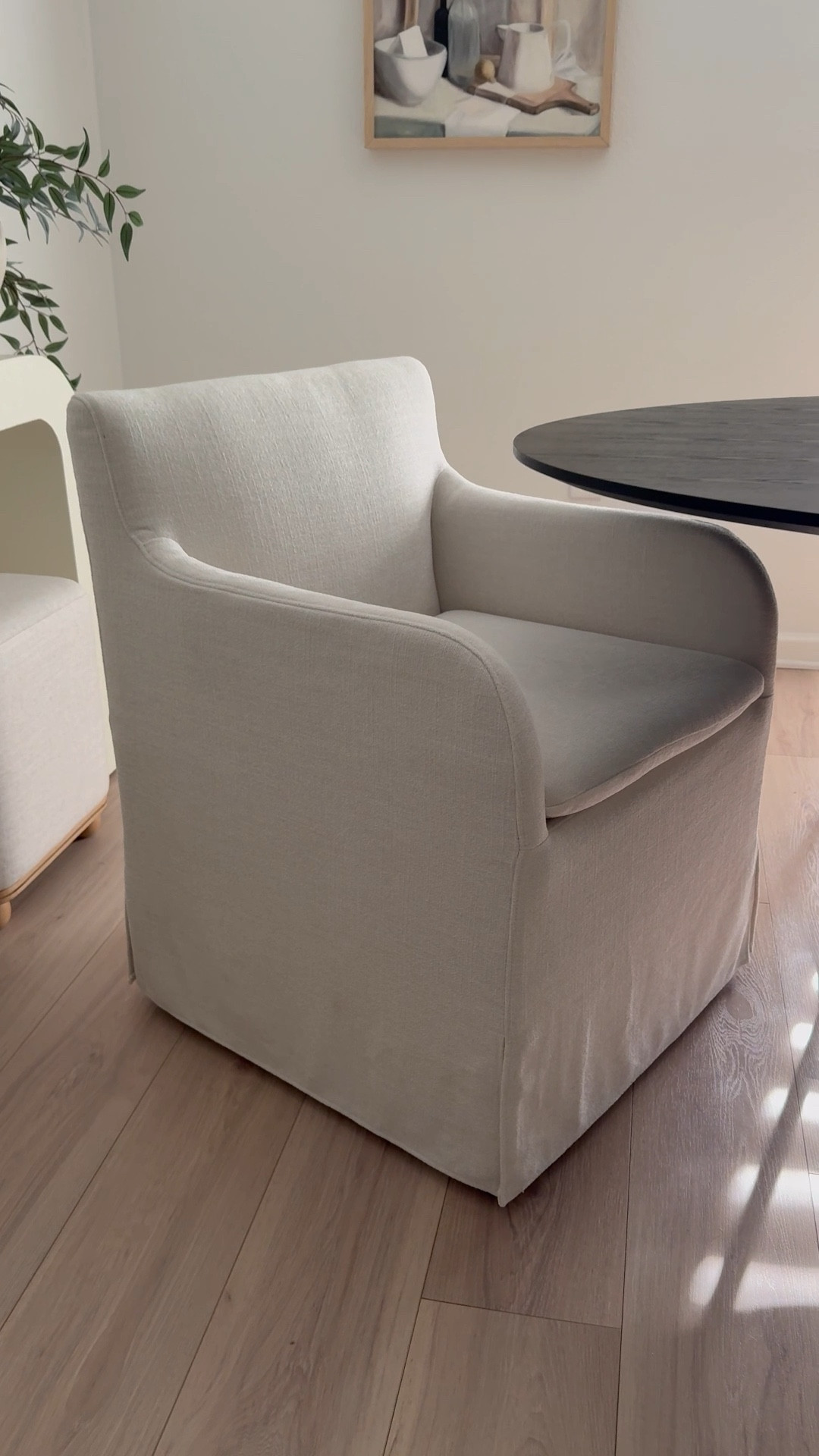 Color is Salt!

Dining chair on casters, affordable dining chair, captains chairs, dining room, black dining table 

#LTKHome #LTKStyleTip