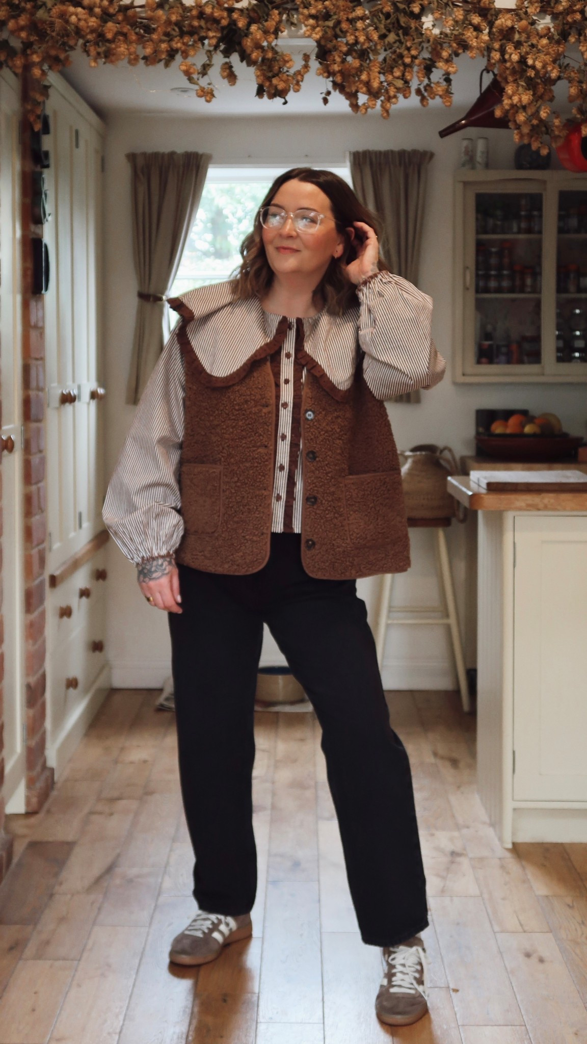 Styling chocolate brown 🤎
.
.
.
#chocolatebrown #peterpancollar #collaredblouse #blackmomjeans #borggilet

#LTKeurope #LTKuk #LTKwinter