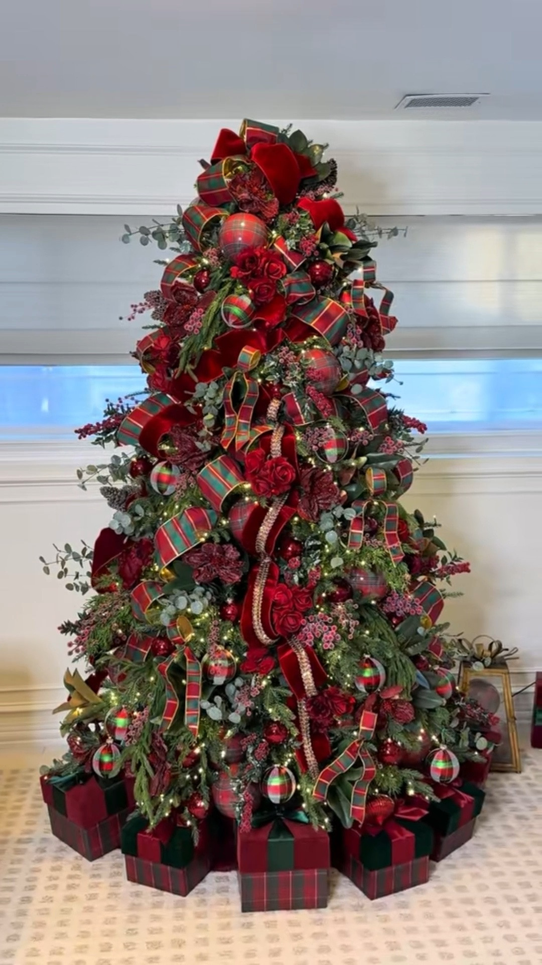 A Ralph Lauren inspired Christmas tree! 
#ralphlaureninspired #christmastree #traditionalchristmastree #vintagechristmas