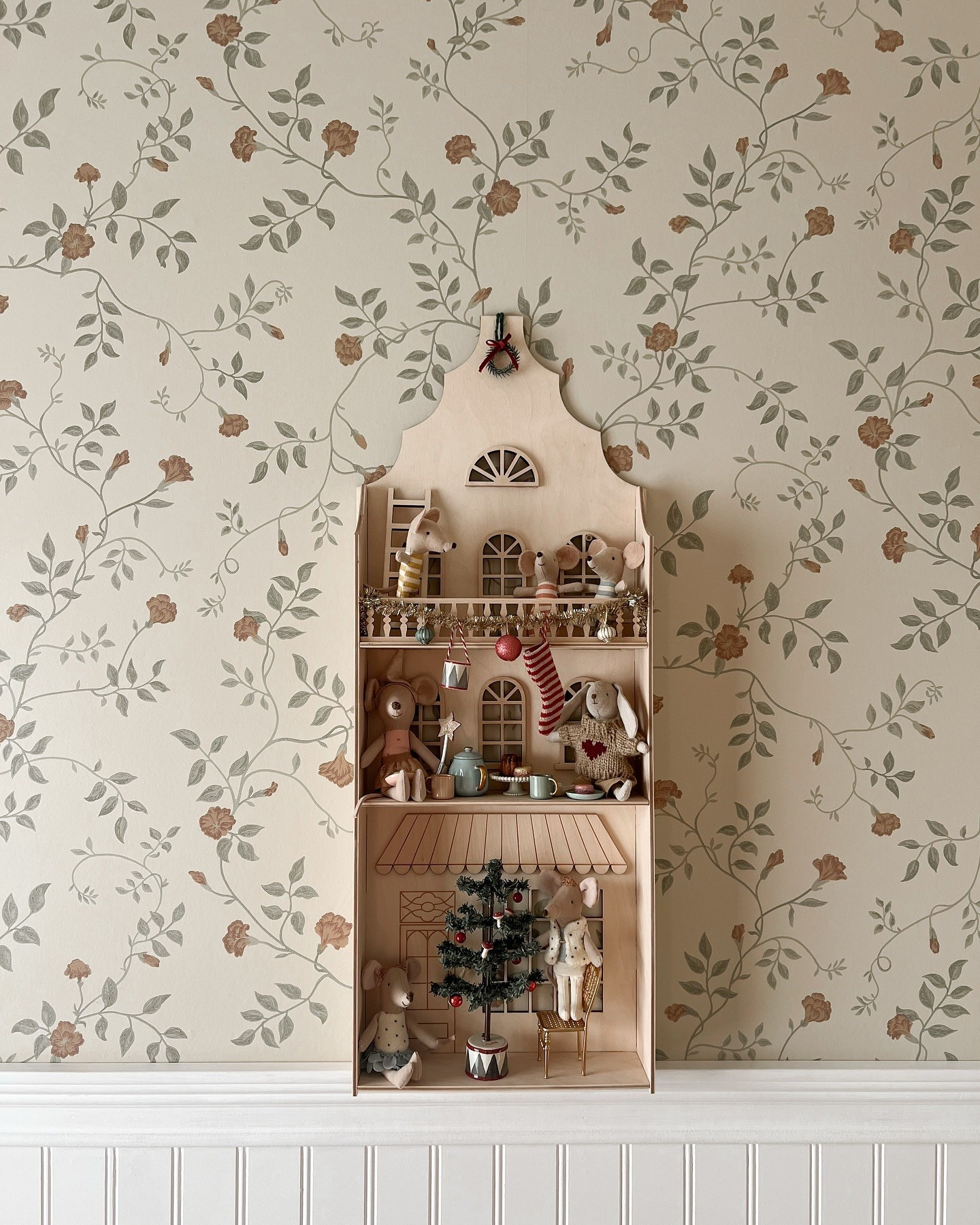 Pretty mouse house 🏠 

#good#happy#photooftheday#mybaby#amazing#usa#california#baby#love#like4like#fashion#lightroom#beautiful#peace#family#aesthetic#vintage#homedecor#decoration