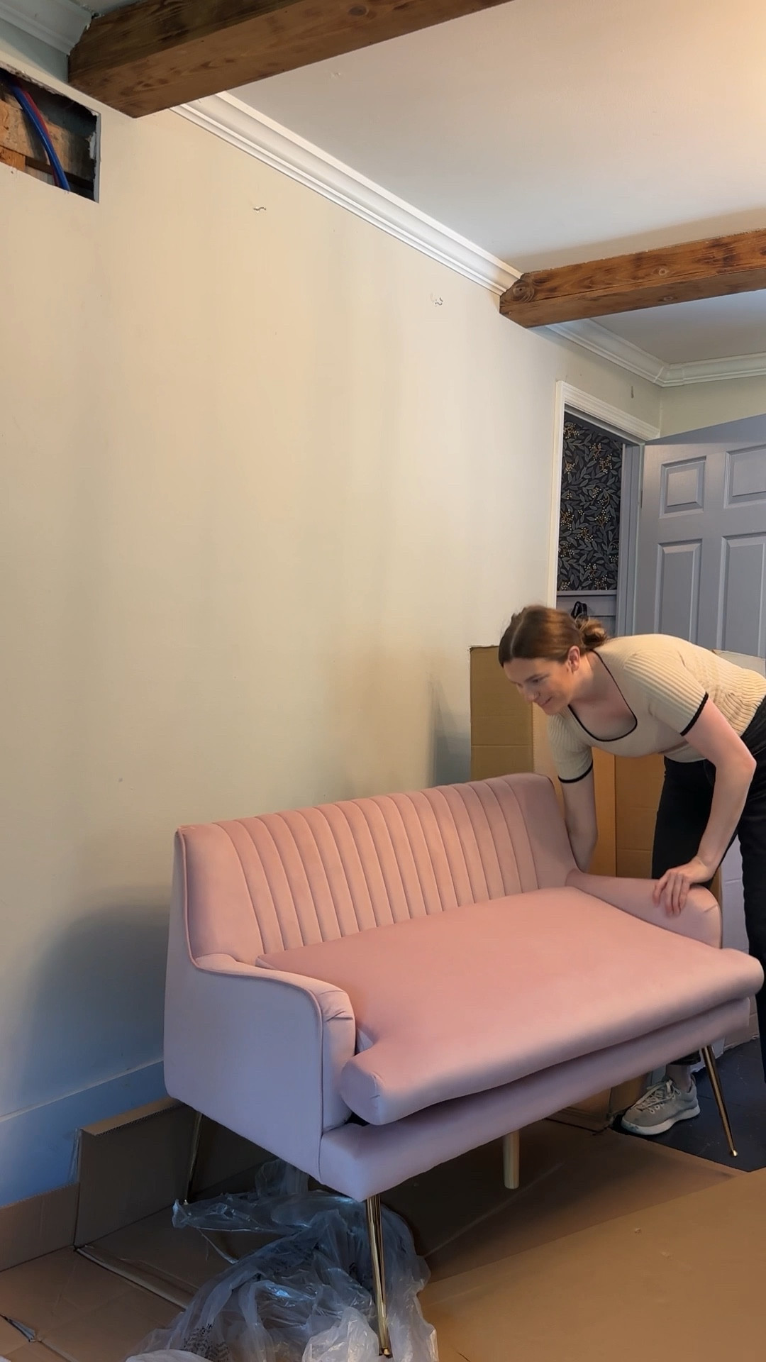 Unbox my new loveseat with me!

Loveseat, settee, dining room bench, wayfair, velvet loveseat 

#LTKHome #LTKSummerSales