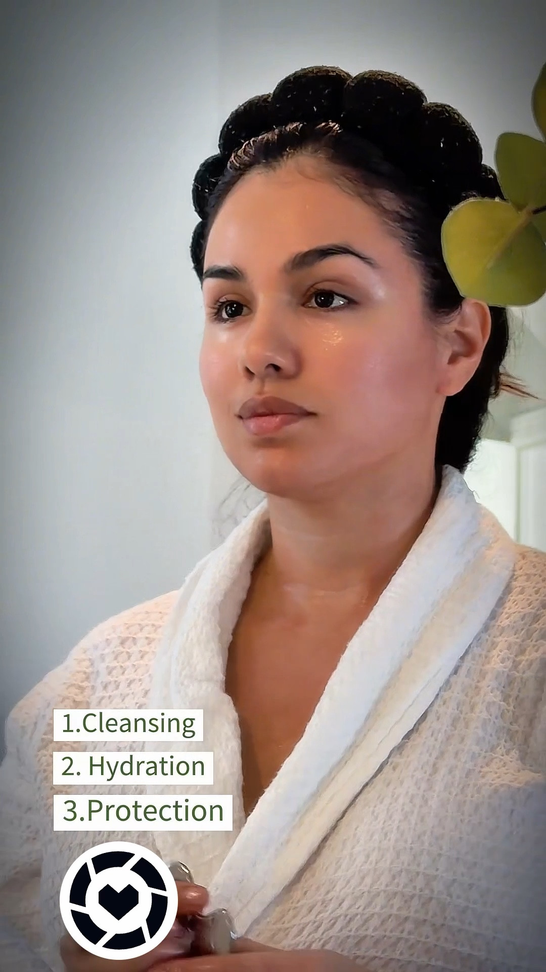 My Daily Skincare Routine – Simple & Consistent ✨

So many of you ask about my routine, so here it is — I keep it simple with 3 main steps: Cleaning, Hydration, and Protection.

1️⃣ Cleaning (Limpieza doble)
	•	Start with an oil cleanser
	•	Followed by a gel cleanser
Double cleansing ensures my skin is fresh and ready for the next steps.

2️⃣ Hydration
	•	Serum: I use the WELLAGE Real Hyaluronic Blue Ampoule 100 to deeply hydrate and keep my skin plump and balanced.
	•	Eye cream: My absolute favorite for almost a decade… Shiseido Eye Cream LX. I’ve tried so many, but this always comes back to me
	•	Face creams: currently using Tir Tir Ceramic Cream for full hydration

3️⃣ Protection (Daytime)
	•	I finish with sunscreen, currently La Roche-Posay

💡 The key takeaway: There are so many amazing products, but the real secret is CONSISTENCY. Stick with it day and night, and your skin will thank you.