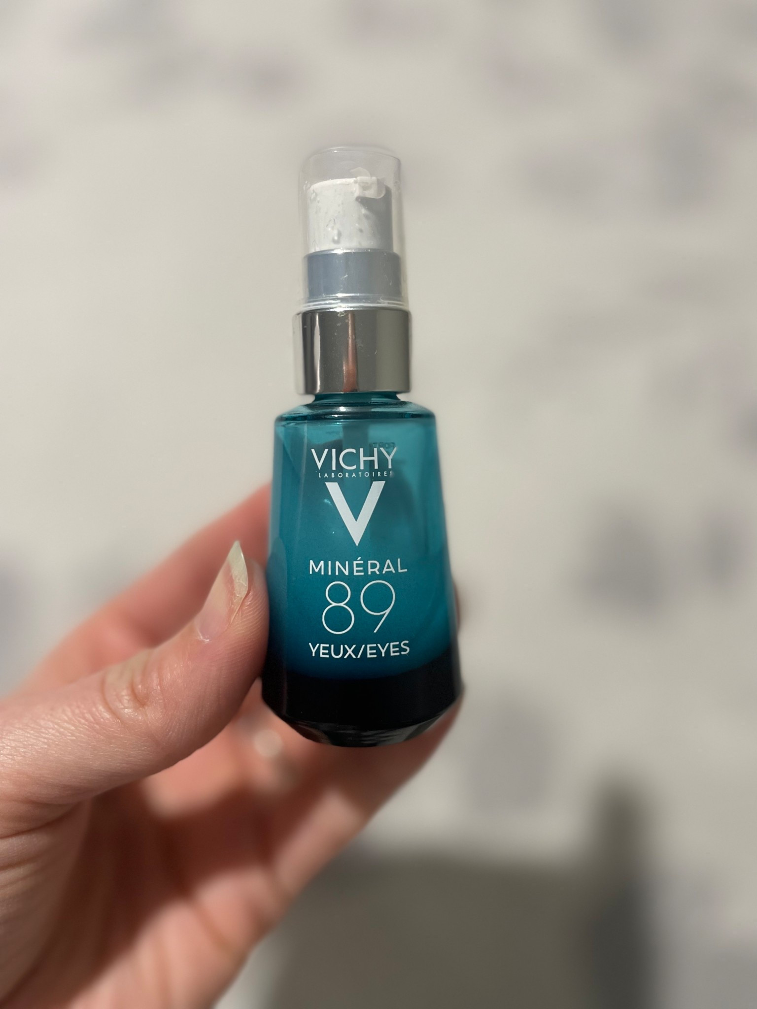 Affordable eye cream that is high quality 🤌🏼💋
• Hyaluronic Acid and Caffeine! Under Eye Cream For Dark Circles, Hydrating & Puffiness Reducer. 