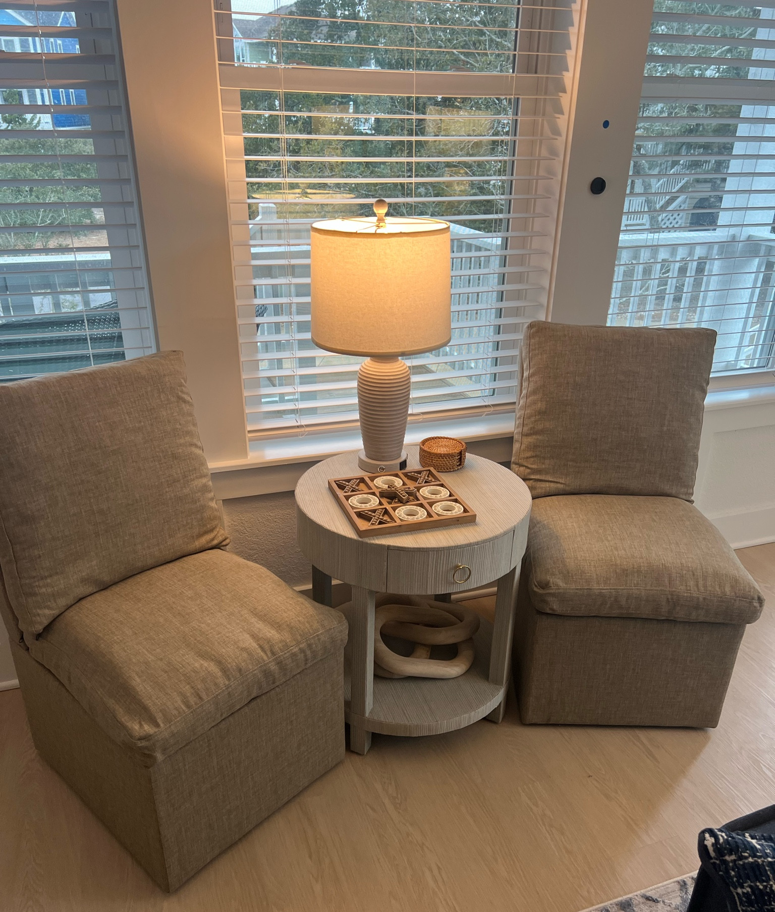 Coastal decor

Extra living room seating, beach house decor, coastal, beachy, beach house, classic beach house 

#LTKHome #LTKTravel #LTKspringtrends