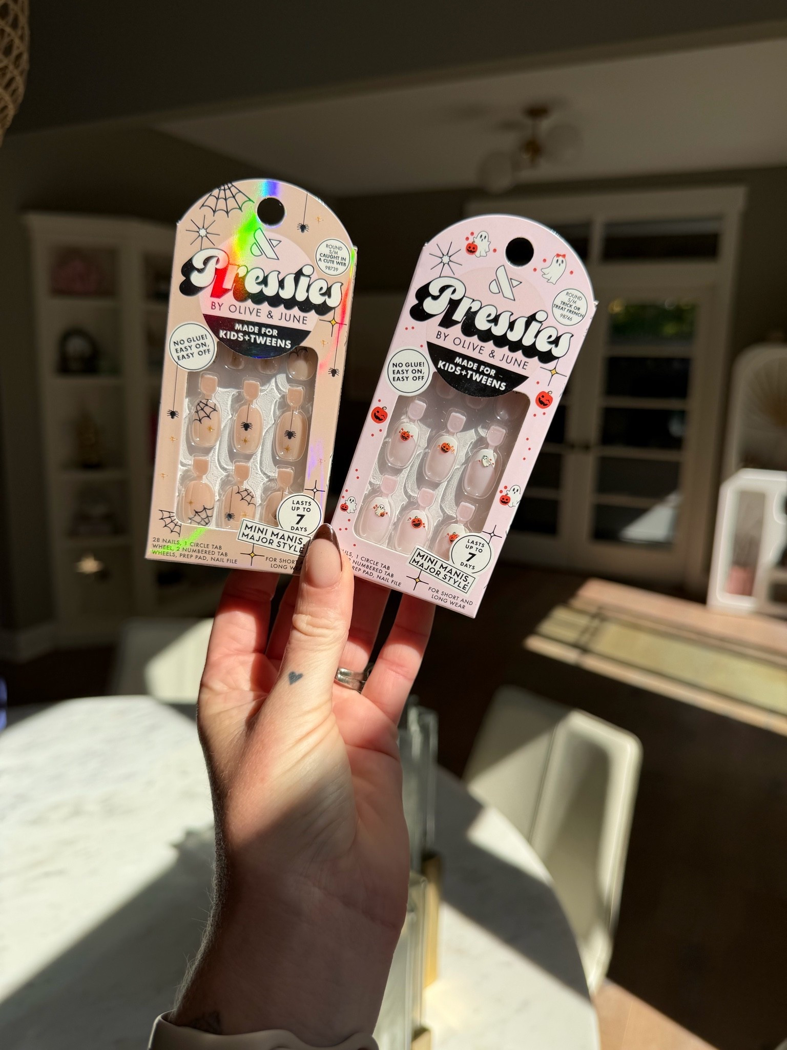 Easy at home manicure for kids 
Pressies by olive & June
Fake nails for girls and tweens
