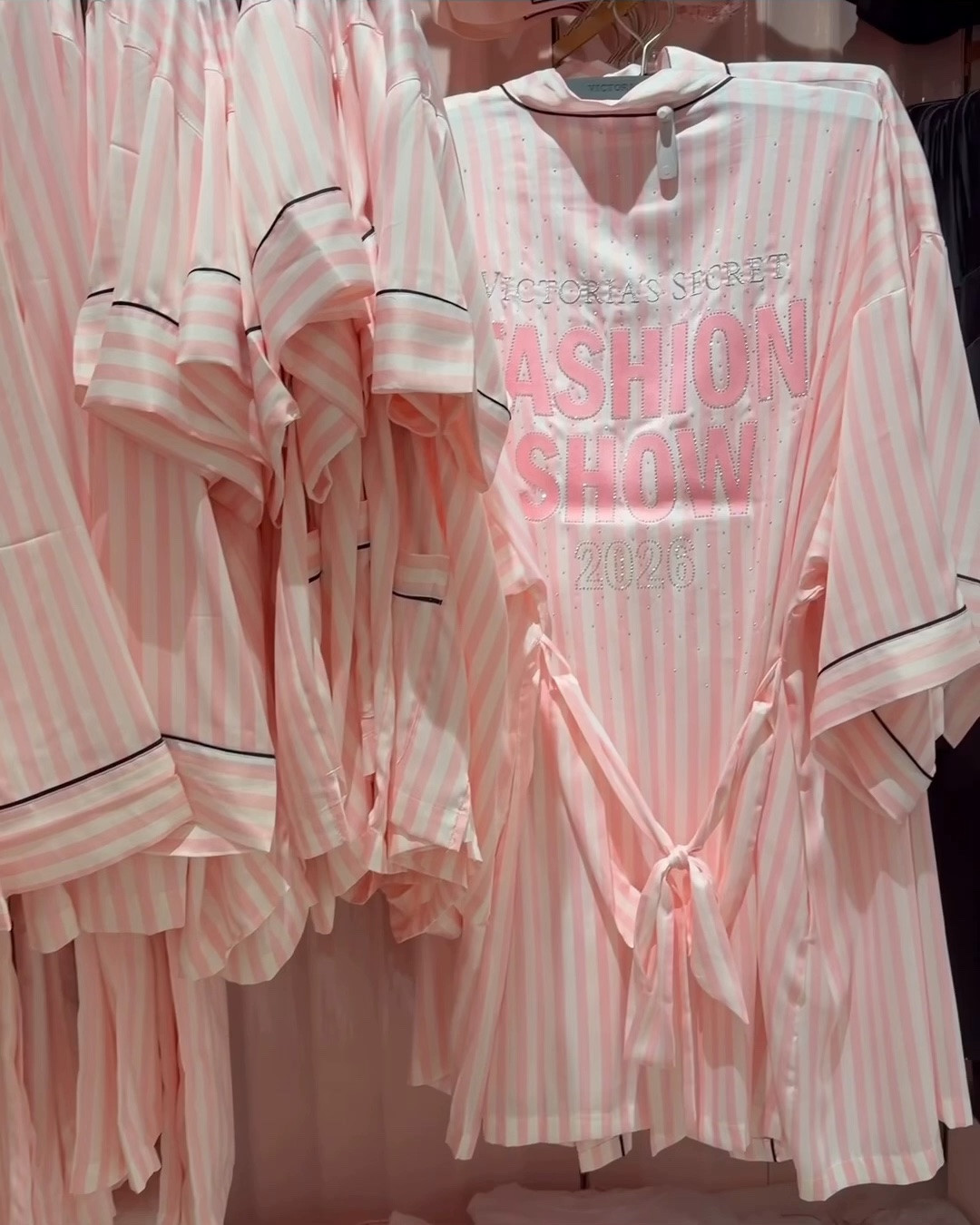 Calling all ANGELS 🌸  The Victoria’s Secret Fashion Show airs on Sunday October 18th 💖💕 Be prepared for your Watch Party with the VS Fashion Show Merch!!! Tap any photo below to see so much more!!! From Robes to Totes to Pajamas and more…

https://liketk.it/6pwMo