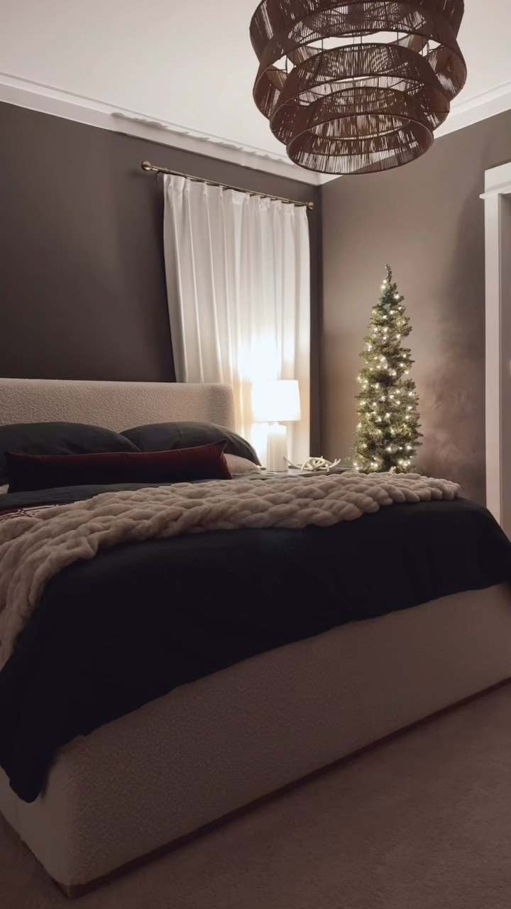 Cozy Christmas Bedroom ready with @Quince #quincepartner

#LTKHome #LTKSeasonal #LTKSaleAlert