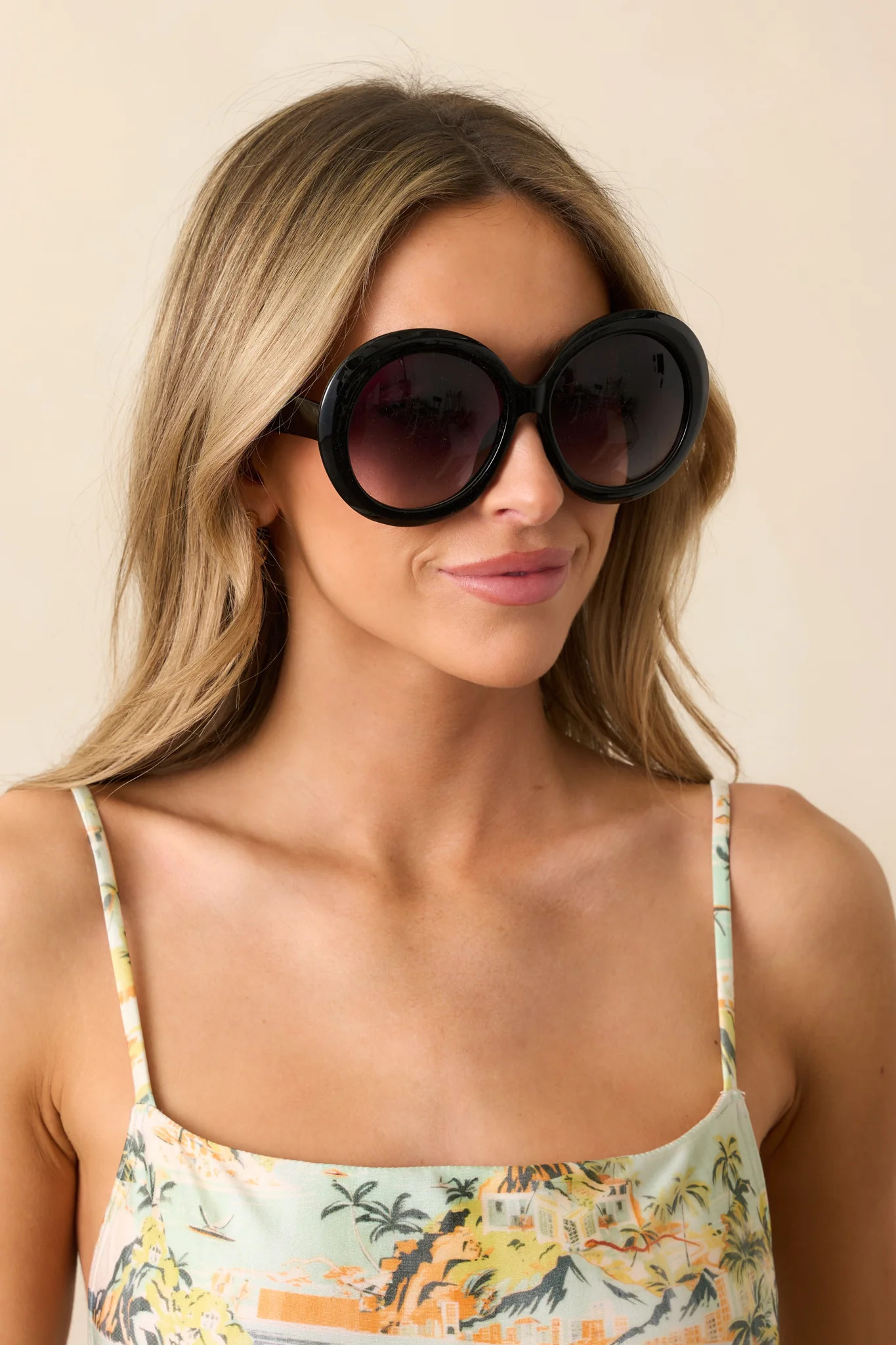 Happiness Comes In Waves Black Ombre Round Sunglasses | Red Dress