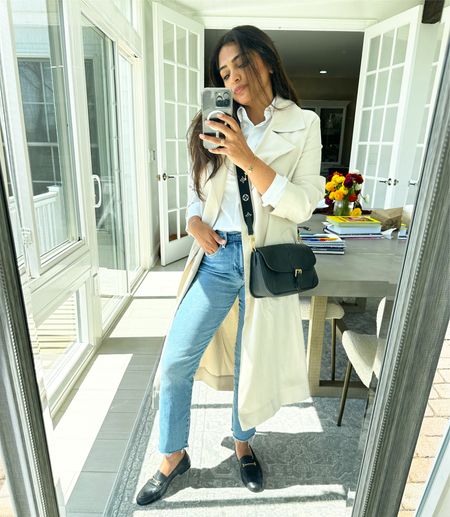 A cute and comfy transitioning into spring outfit - and one that will work great transitioning into fall too !! Love this flowy trench coat and basically all the pieces I’ve linked here !!