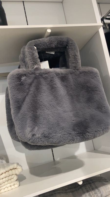 Faux fur bag from H&M is currently on my wish list! 

#LTKSeasonal #LTKCyberSaleES #LTKCyberWeek