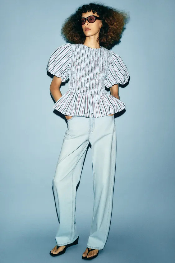 Round neck top with voluminous sleeves and elasticated cuffs. Featuring elastic smock detailing a... | Zara FR