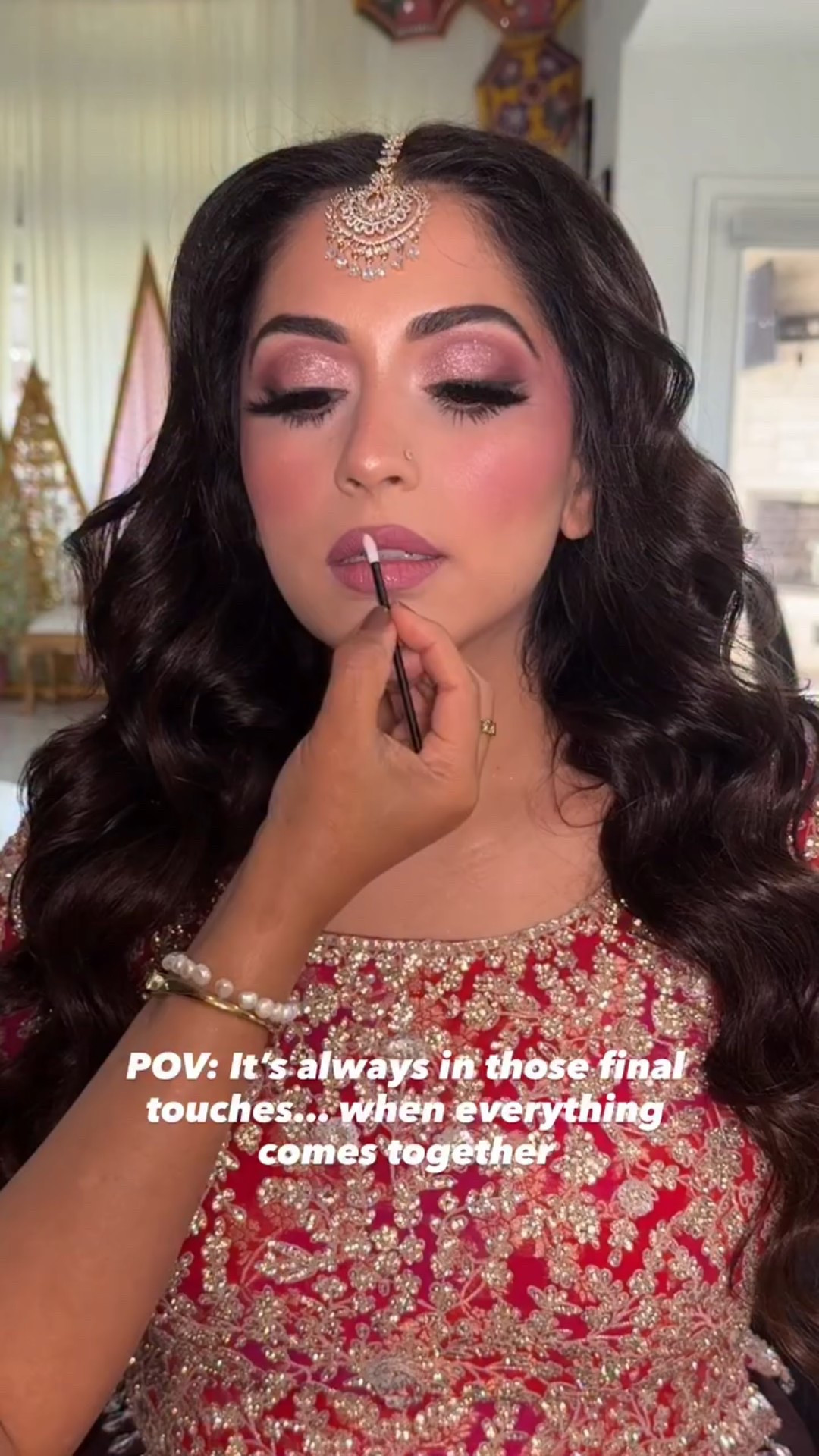 It’s always in those final touches - highlighter, body glow, lip gloss, hair spray etc 🤩 

Mehndi glam on our pretty bride Shabista - before dupatta pinning 💕 OBSESSED 🤩 

#finaltouches #bridalmakeup #desibride #dallasmakeupartist  #makeuptips #mehndiglam #makeuphacks #dallasmua #makeuptrends #makeuplook #makeup #beautytips #hollywoodwaves #austinmakeupartist  #makeuptutorial #explorepage