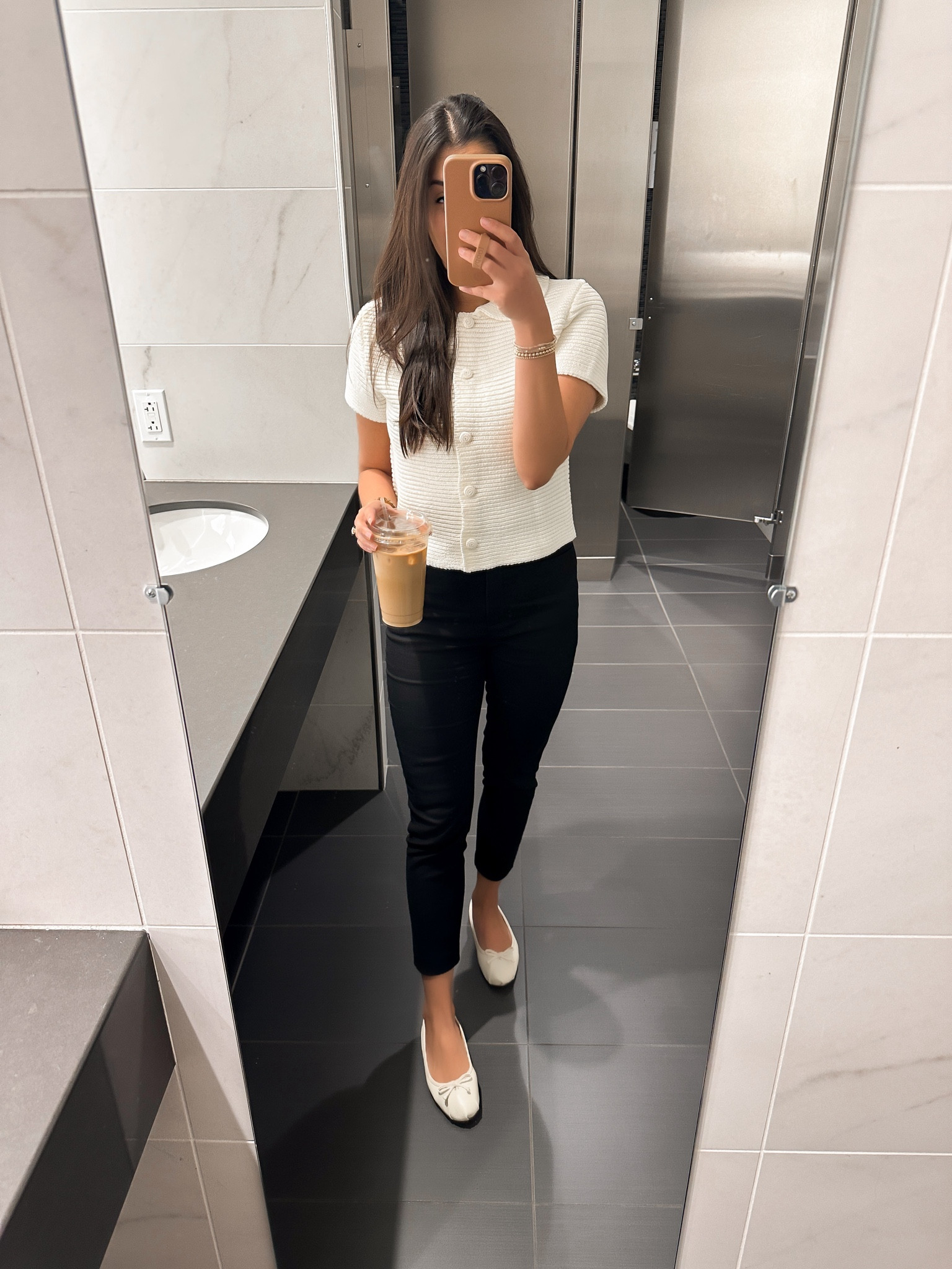 Wednesday work look 🤍✨
Cute office wear is my love language 🥰

Exact top is Zara CHUNKY KNIT PETER PAN COLLAR CARDIGAN


Petite work outfit, petite work look, office outfit, Zara knit, Zara dupe. Zara sweater. chic fall look, Sophia Richie style, old money, fall workwear, petite work pants, petite work trousers, short sleeve sweater, short sleeve cardigan, fall trend 