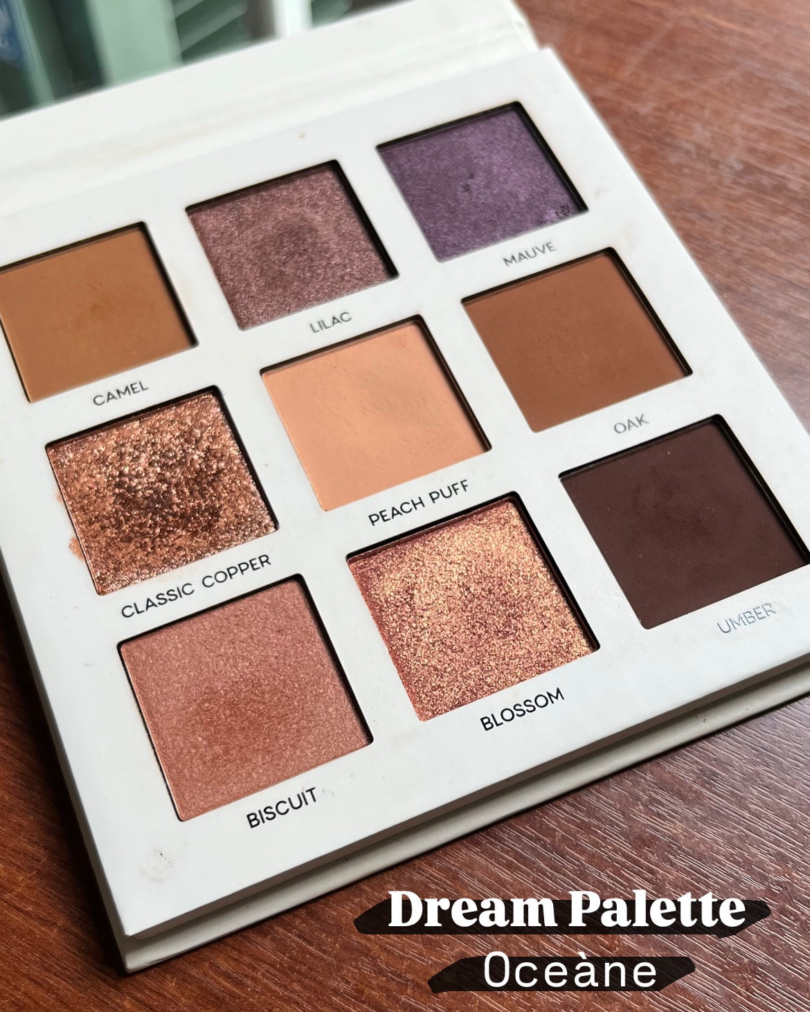 Paleta de sombras na cor Dream Palette 🤎

Essa paleta tem um tamanho perfeito para levar para viagem e na bolsa no dia a dia. Tem uma ótima pigmentação e as sombras cintilantes são muito bonitas. 

Outros dois diferencias dessa paleta são:
- Ter espelho, pois isso facilita na hora de se auto maquiar;
- O custo benefício é muito bom, tanto pela qualidade quanto pela quantidade de produto que vem.

#LTKguiadepresente #LTKbrasil #LTKbeleza