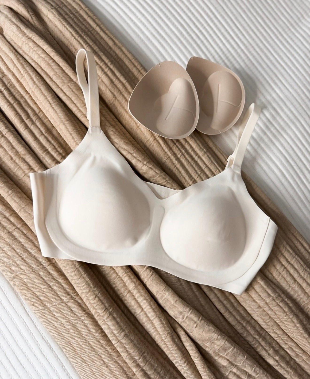 This Amazon bra is unique. It comes with both standard and thickened pads, allowing you to adjust for both everyday wear and a fuller look. #founditonamazon
