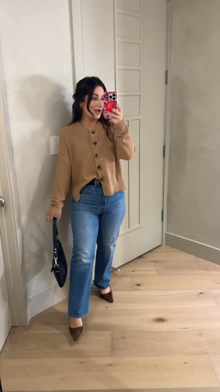 Petite friendly fall outfit! 
Cardigan size small
 Jeans size 27 
5’0”