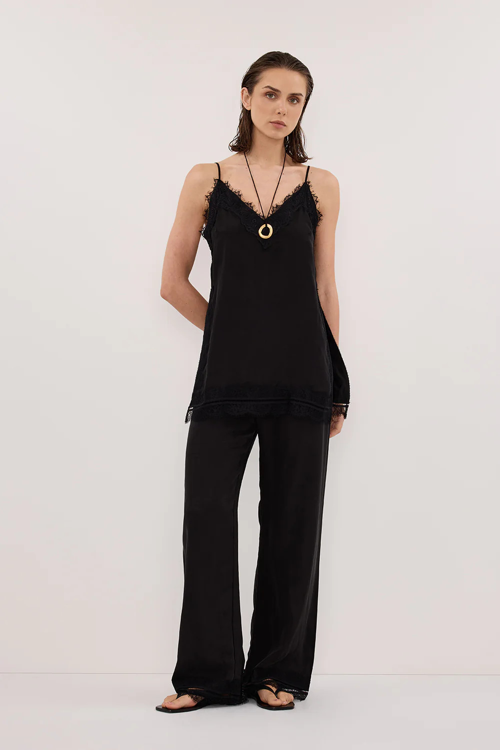 ANDREA BLACK SLEEVELESS LACE CAMI TOP | DISSH