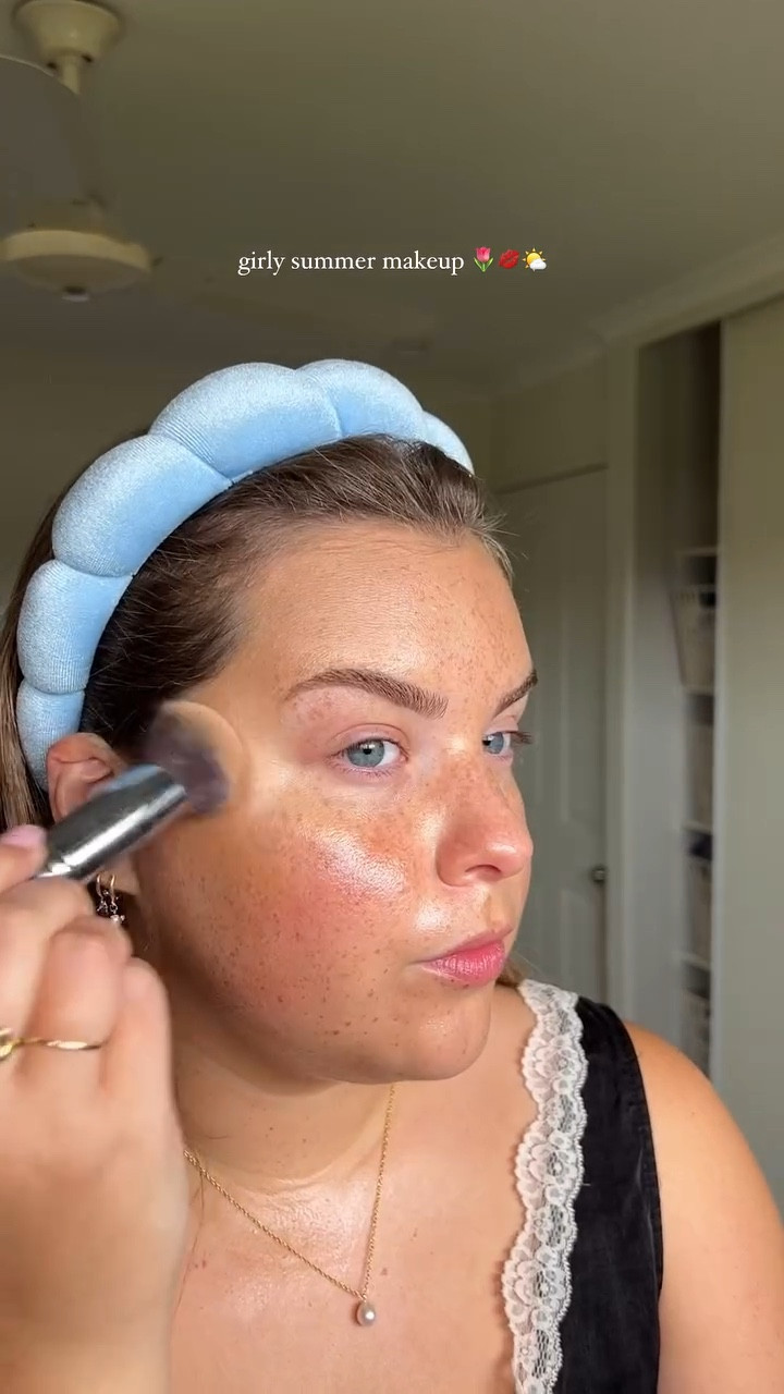 a little summery makeup 💄🤍 
products I used: 
@mcobeauty hair & brow gel 
@meccamax brow guru pencil 
@mcobeauty bronzing drops 
@glowrecipe watermelon dew drops 
@elfcosmeticsau halo glow
@meccamax concealer
@anastasiabeverlyhills cream bronzer
@sportsgirl blush drops 
@morphebrushes continuous setting mist
@lauramercier loose powder
@tartecosmetics quench lip rescue
@lancomeofficial Cils booster XL & lash Idôle mascara

#makeuplooks #summermakeup #skincareroutine #simplemakeup