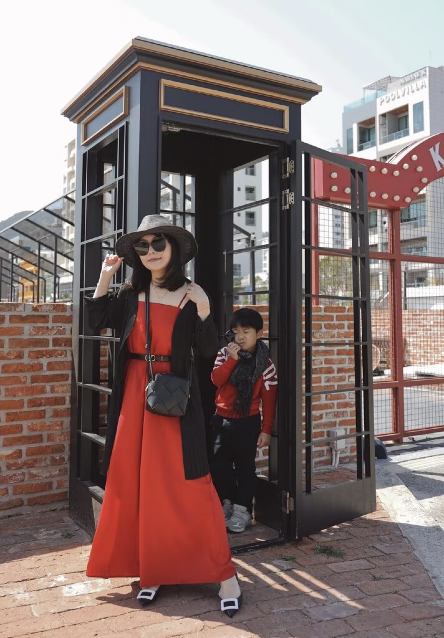 ♥  Zoey Wide Leg Jumpsuit，這件連身褲我大愛!! 紅色效果滿好的，如果選卡其色就會是氣質小姊姊了剛收到有點皺我有自己蒸氣熨斗燙一下，設計簡單大方又好看，這件從胸圍開始就是傘狀的，所以我穿XS很ok，加腰帶也不錯，這次帶去釜山玩拍起來效果很好。
♥  外套是三宅一生這件類似的基本款，Selfridges這裡尺碼齊。
#LTKtaiwan #LTKasia

#LTKstyletip #LTKfit