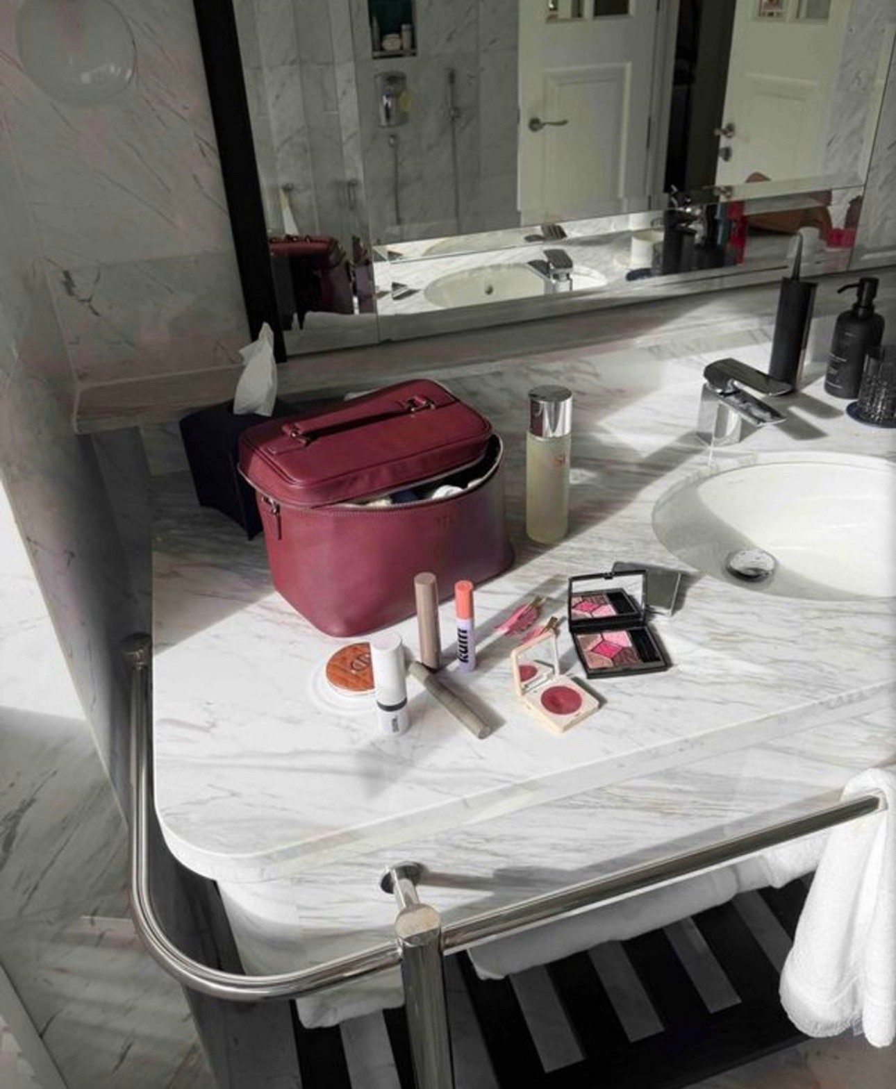 What’s in my makeup bag!! 

#LTKdayinmylife #LTKgrwm #LTKmorningroutine