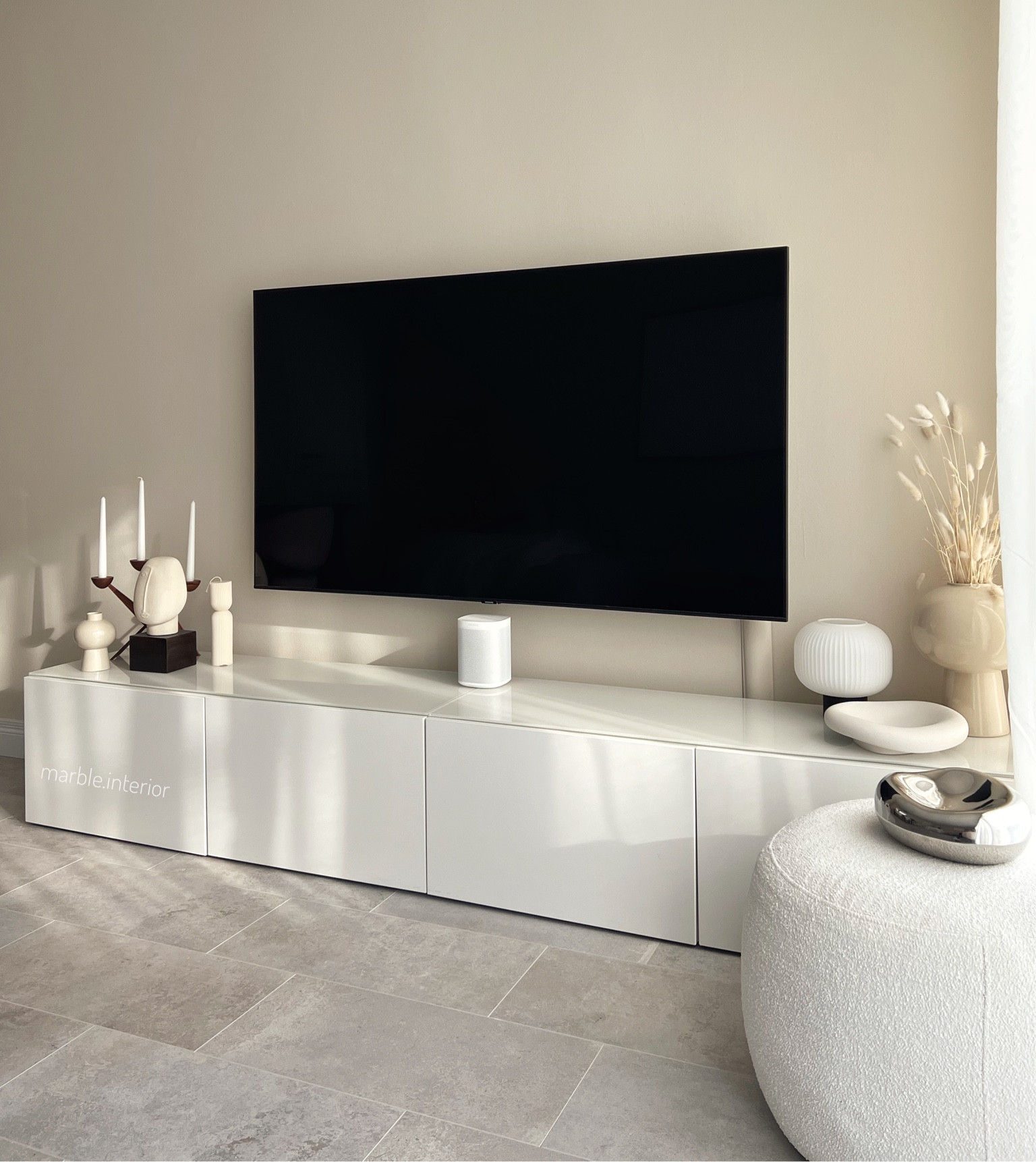 Kommode lowboard tvwall tvwand Fernseher Sideboard Lowboard Dekoration Deko neutral interior Design white Pouf hmhome minimal Wohnzimmer wohnzimmerdeko vase Kerzenhalter Kerze laminat Wandfarbe Wohnzimmerideen Einrichtung Inneneinrichtung Regal homedesign

#LTKhome #LTKeurope #LTKstyletip