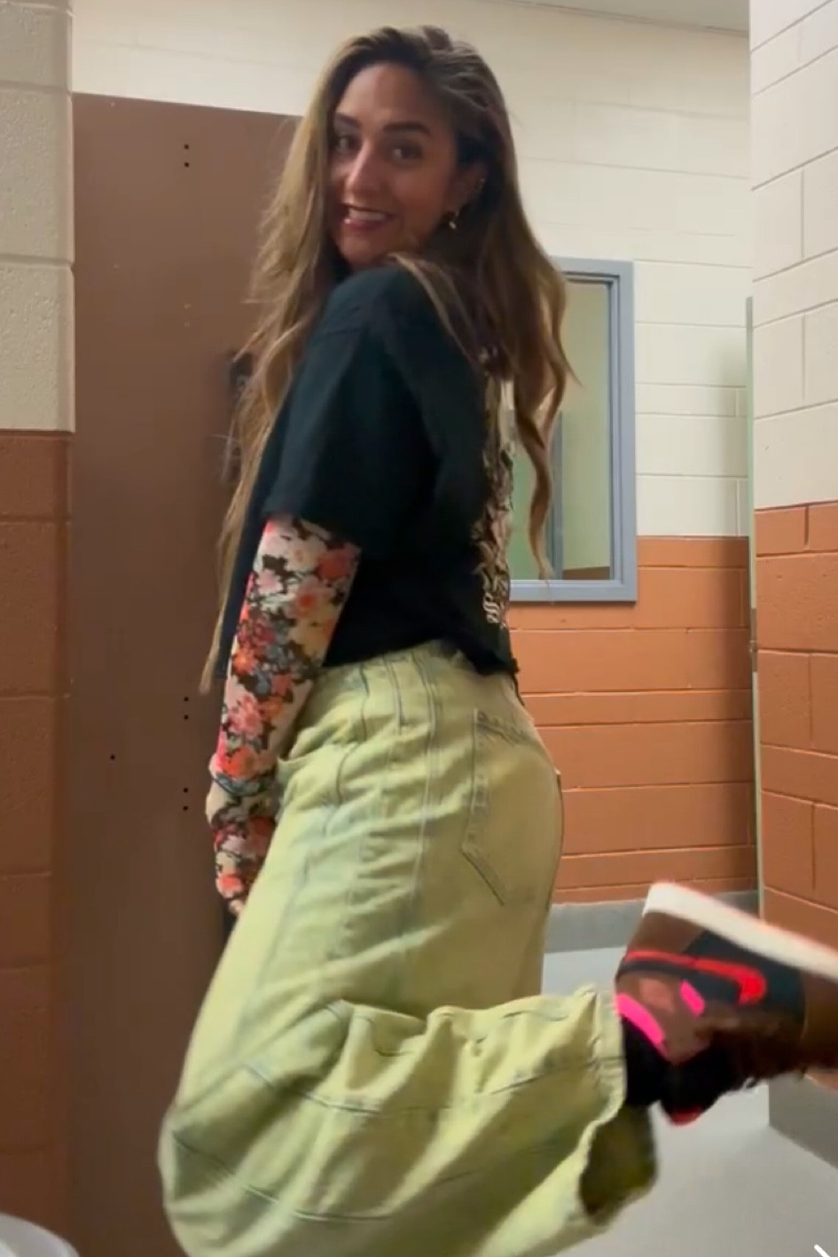 Shop my favorite barrel jeans and my shoes linked 🔥

#LTKWorkwear #LTKShoeCrush #LTKStyleTip