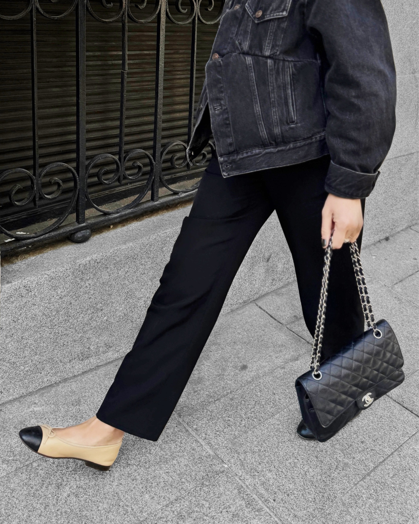 This ensemble is what I believe to be the perfect first trimester outfit. Ideal for those days when you have a small bump you need to hide because you can’t share the news just yet. 
Can you tell I am pregnant? No you can’t. The oversized shape of the jacket hides the pregnancy (not that I wanted to in this case) but it’s quite interesting to see how even at this stage some garments will keep the bump hidden. 
Once again I am wearing a maternity clothes extender to wear my good old Stella trousers. 
.
.
.
.


#LTKeurope #LTKbump