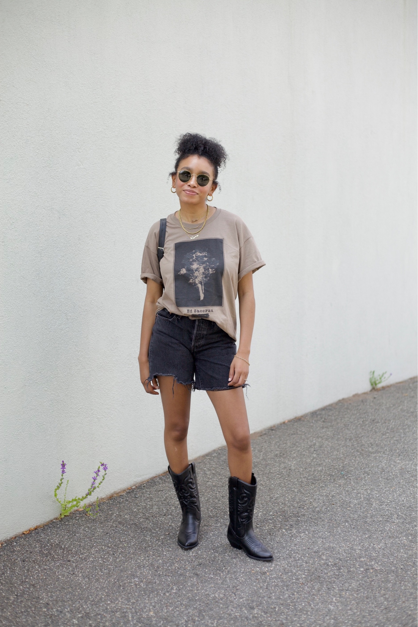 T-SHIRT: size large
SHORTS: size 25 (true to size)
BOOTS: size up if in between sizes