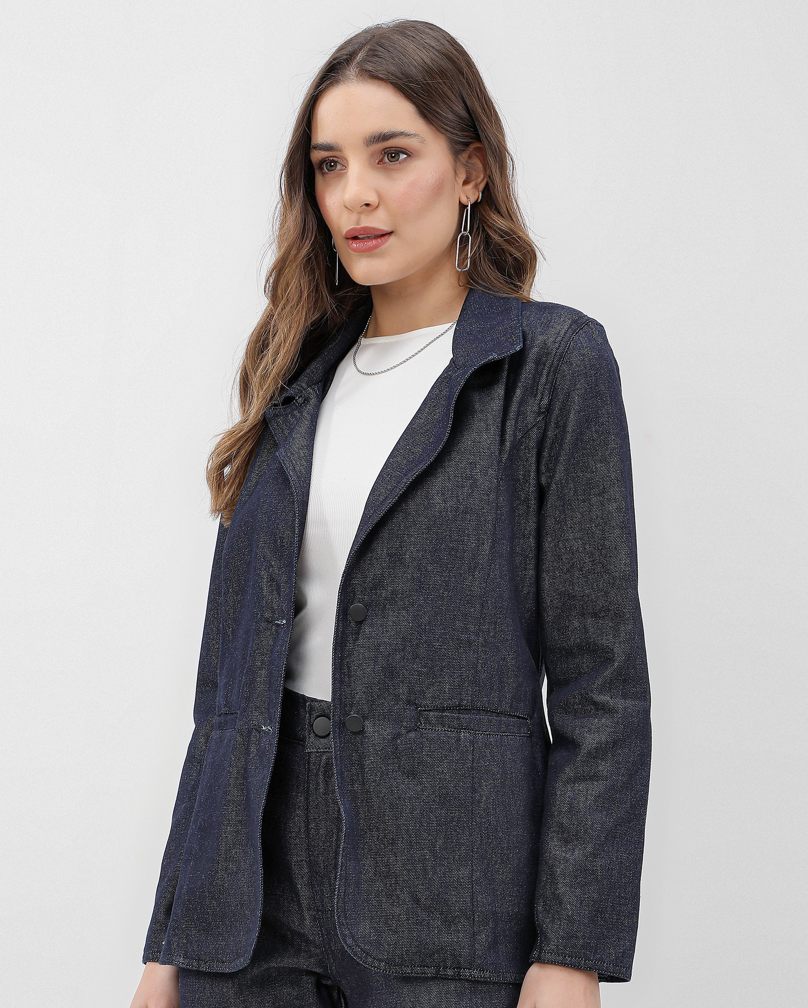 Blazer jeans feminino com ombreiras denim escuro | AK by Riachuelo | Riachuelo (BR)