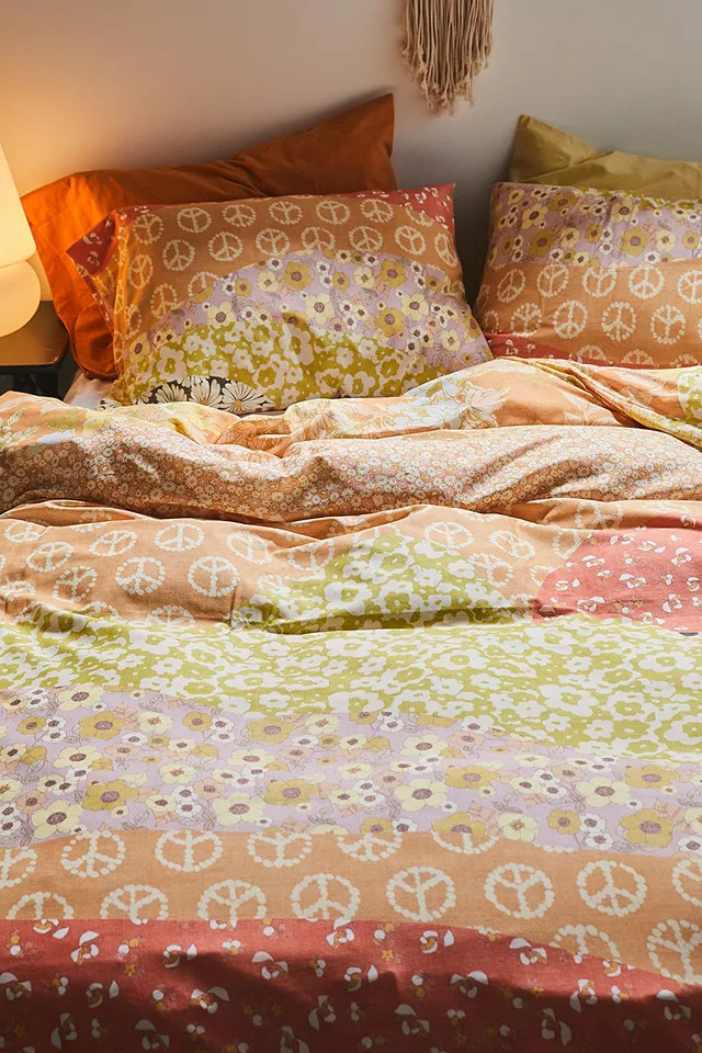 Bettbezugset mit 70er-Blumenmuster und wiederverwendbarem Stoffbeutel | Urban Outfitters (EU)