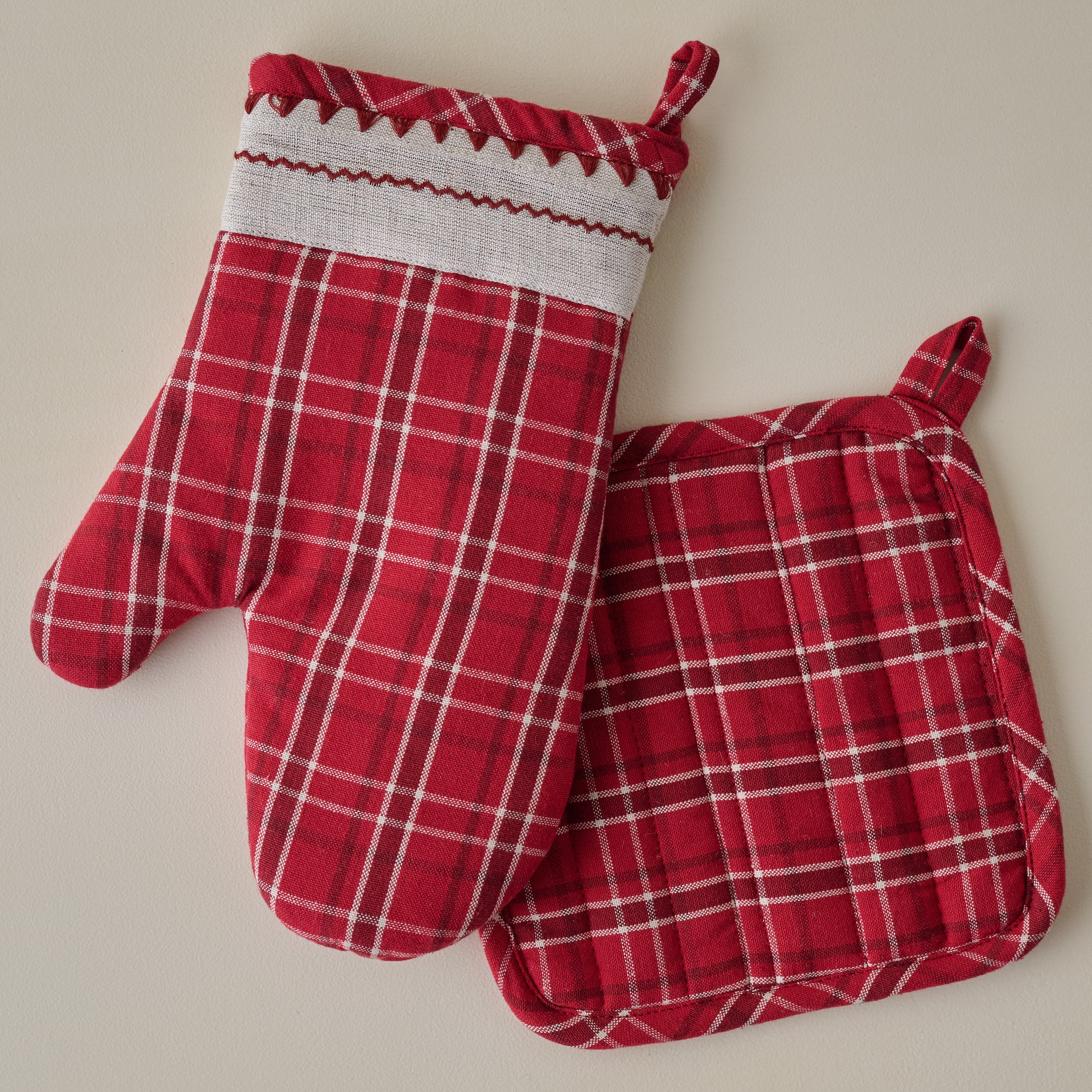 Magnolia Vintage Red Plaid Oven Mitt and Pot Holder Set | Magnolia