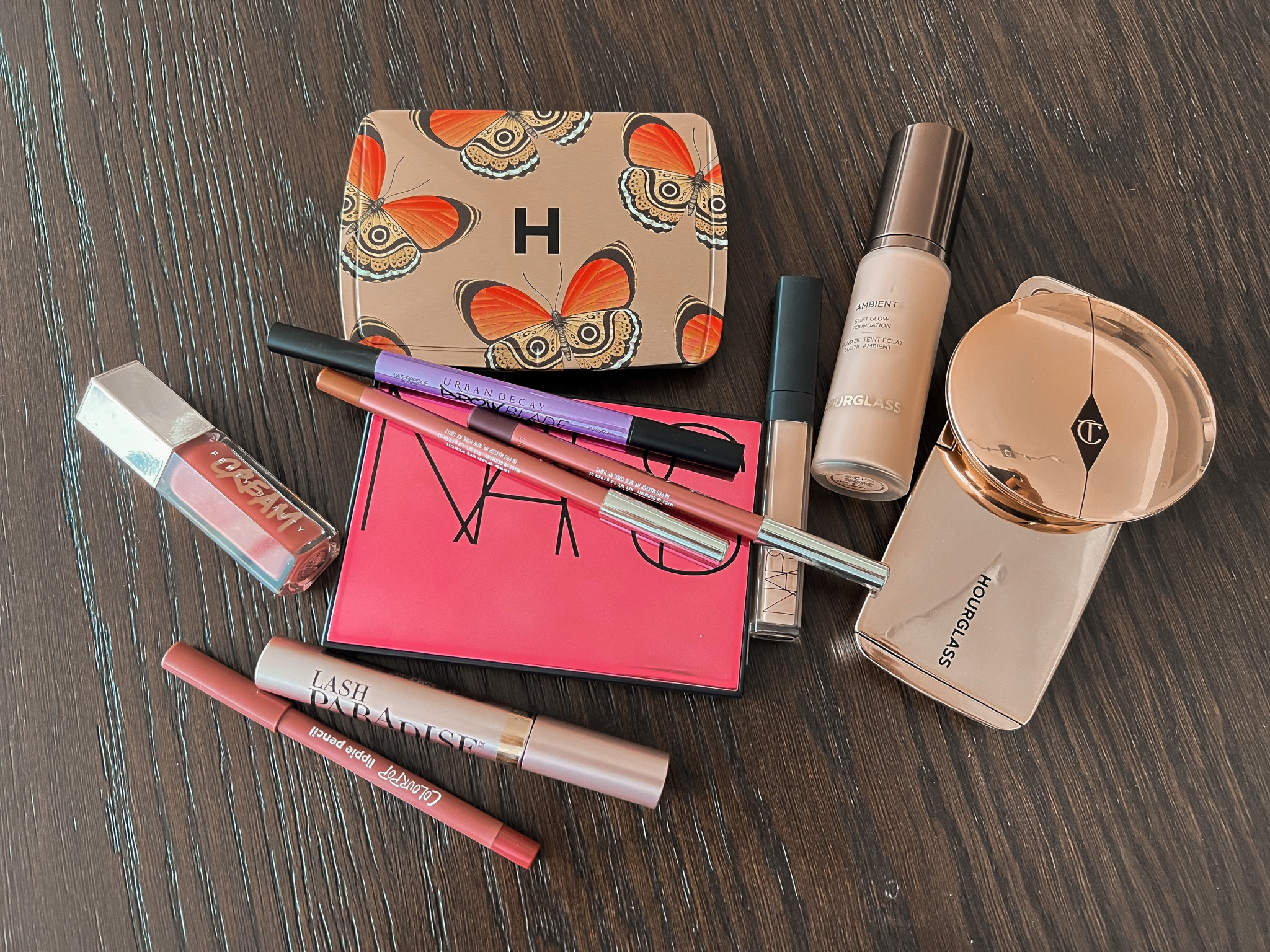 Today’s makeup 
Hourglass ambient soft glow foundation, ambient lighting edit, nars summer unrated eyeshadow palette, Charlotte tilbury airbrush flawless powder, Fenty beauty gloss bomb cream, nars radiant creamy concealer, il makiage eyeliners, colourpop bff lip liner, urban decay brow blade, L’Oréal lash paradise #sephora #ultabeauty #affordablemakeup #everydaymakeup #workmakeup #neutrals #luxurymakeup

#LTKFind #LTKbeauty