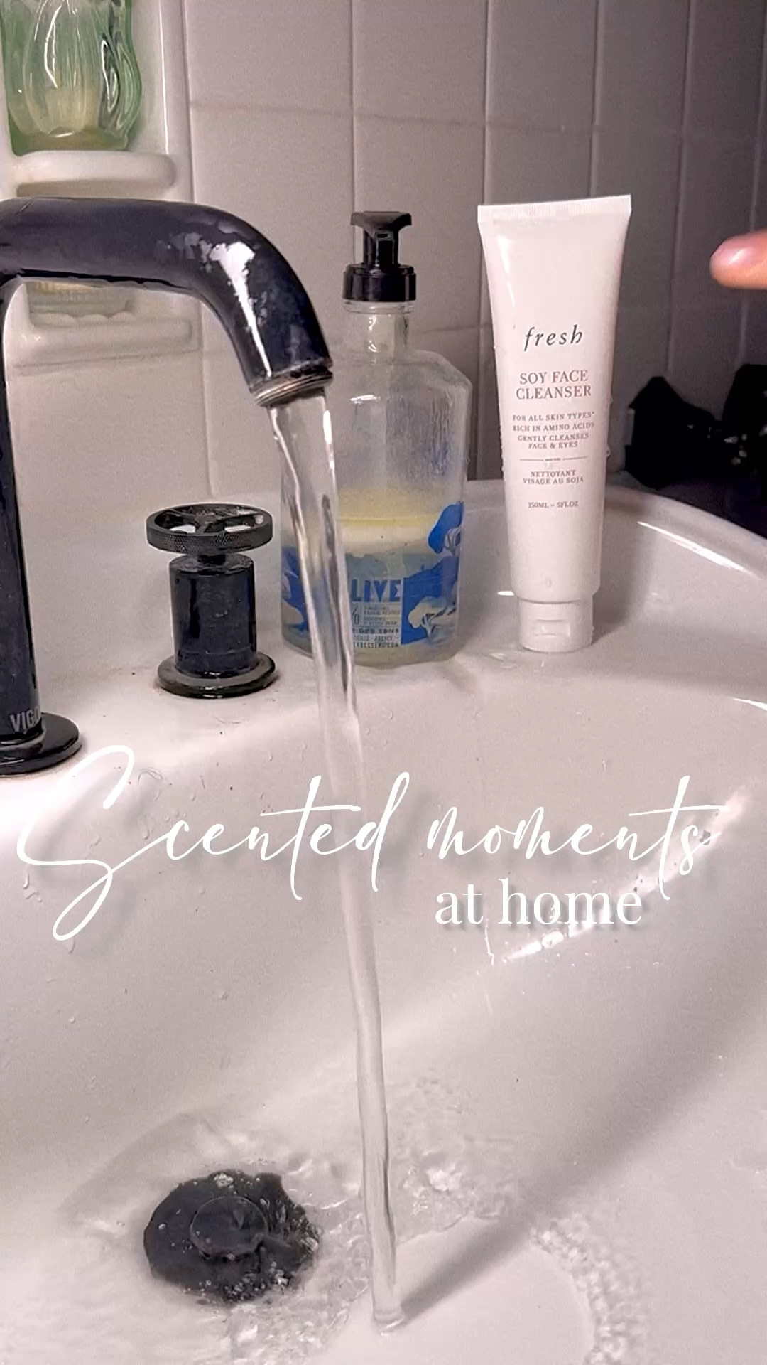 Morning light, a candle, a trace of vanilla in the air.
Dream, Spiritus, Lover — scents from @themakerhotel that make my space feel alive.
And those little @freshbeauty rituals that turn ordinary days into something familiar and real.

#romanoffbeautyclub
#TheMakerHotel #FreshBeauty #NewYorkLifestyle #ScentedRituals #FallAtmosphere

#LTKBeauty