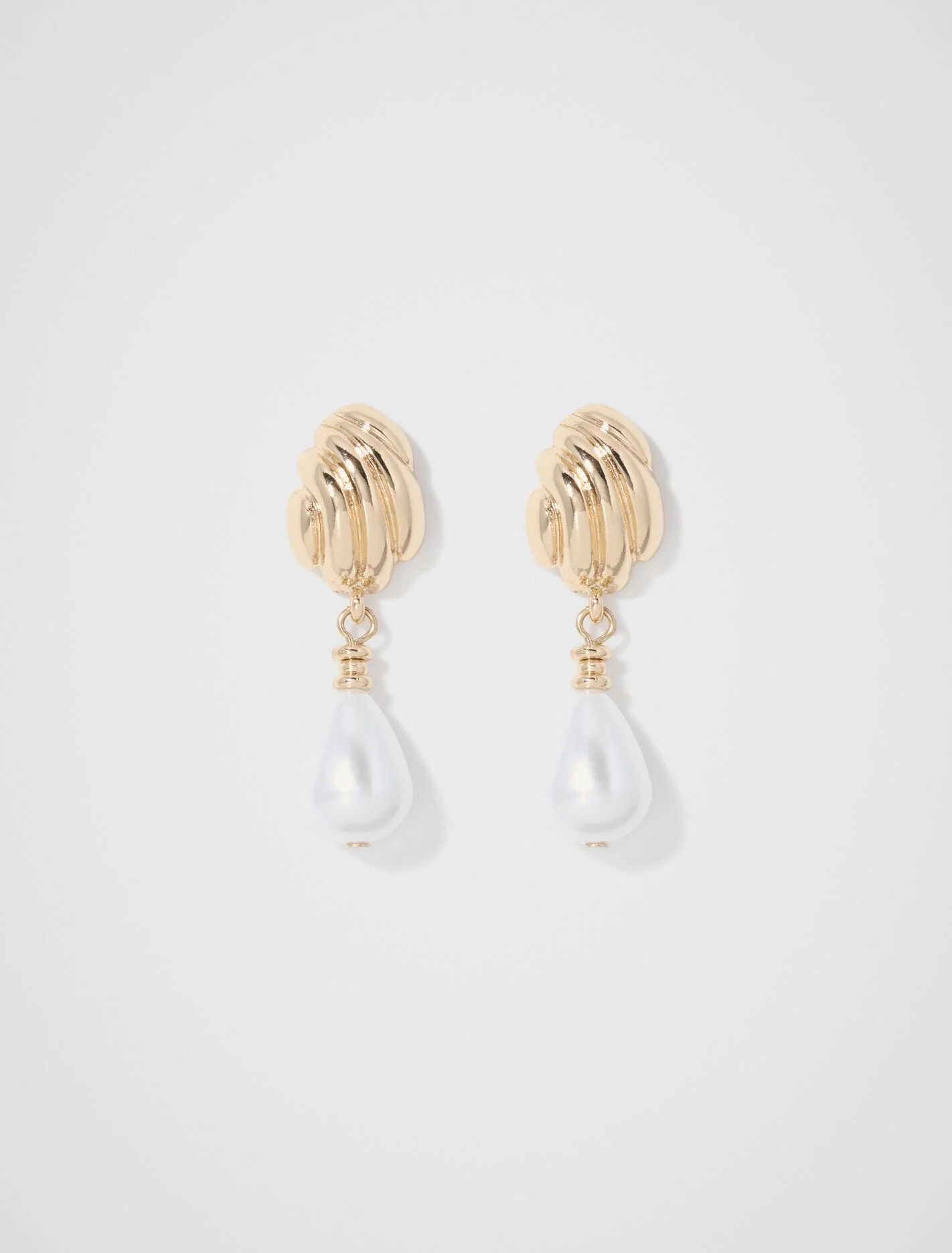 Forever New Women's Bronte Shell Pearl Drop Earrings in Pearl/Gold | Forever New (AU)
