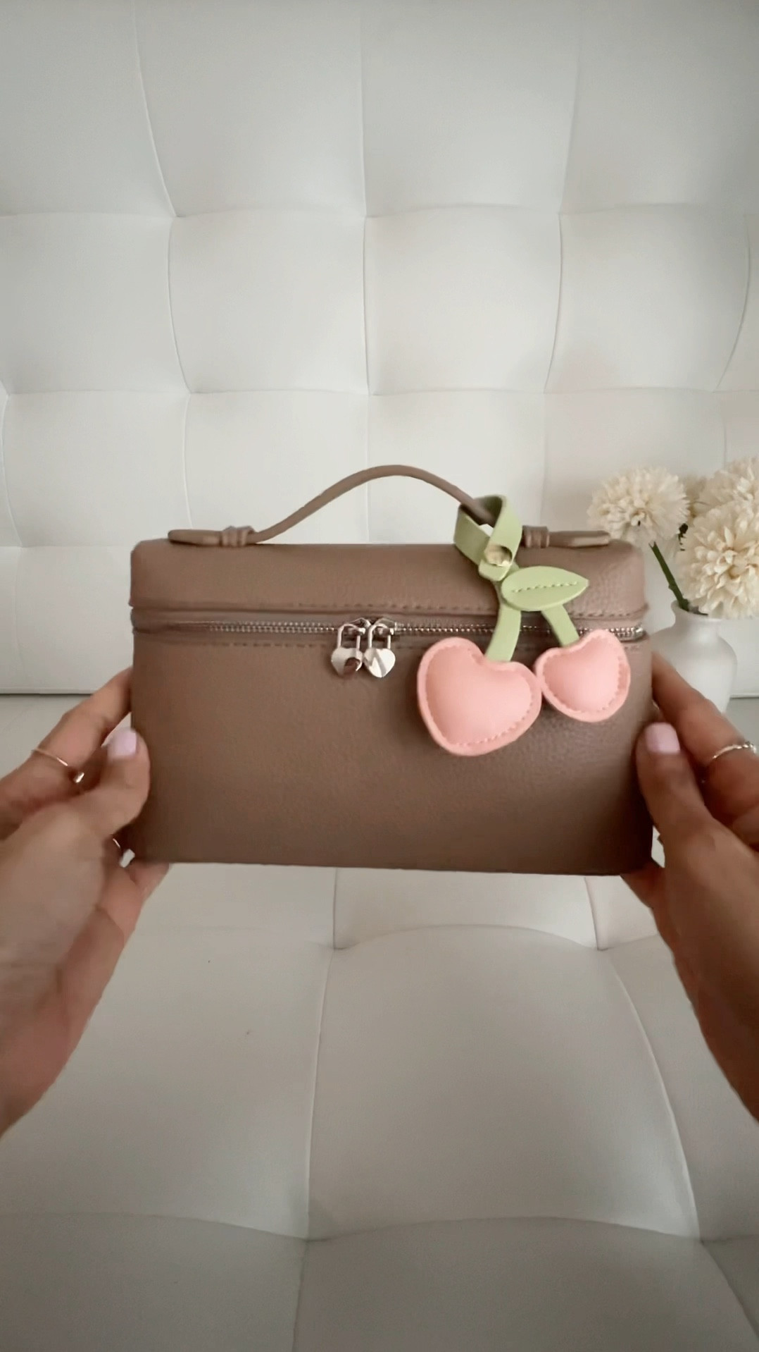 Quiet luxury without the price tag? This $17 bag gives major designer vibes! Would you grab it? 👀✨

#QuietLuxury #LookForLess #AffordableFashion #LuxuryForLess #TikTokMadeMeBuyIt #BudgetFinds #ChicOnABudget #FashionTok


#LTKbag #LTKcanada #LTKstyletip